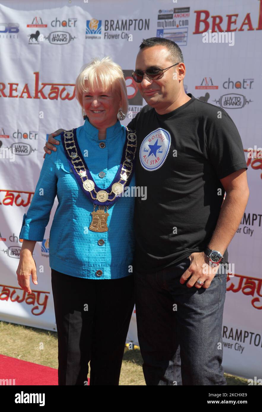 Der Komiker Russel Peters (rechts) und die ehrenwerte Bürgermeisterin von Brampton, Frau Susan Fennell (links) auf dem roten Teppich während der Premierenfeier für den indokanadischen Bollywood-Film (Speedy Singhs) während des Toronto International Film Festival (TIFF) 2011, das am 11. September 2011 von der Stadt Brampton, Ontario, Kanada, veranstaltet wurde. Bei der Premiere nahmen mehrere Bollywood-Stars und Punjabi-Musiker Teil, die die Veranstaltung mit einem festlichen indischen Flair starteten. (Foto von Creative Touch Imaging Ltd./NurPhoto) Stockfoto