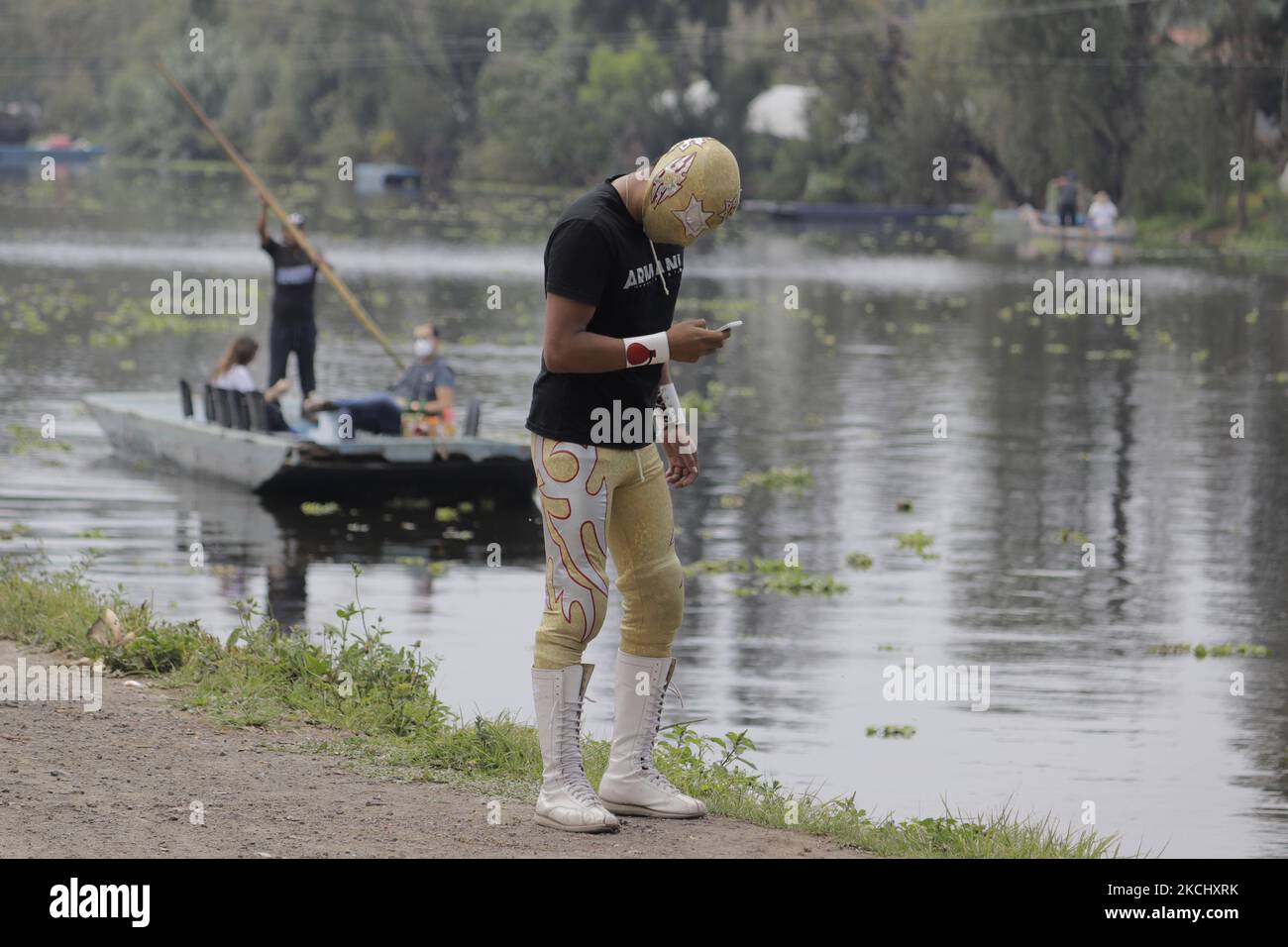 Vor einem Wrestling-Match, bei dem er sich mit anderen Gladiatoren in einem Ring im Embarcadero Puente de Urrutia in Xochimilco, Mexiko-Stadt, Um Einkommen zu generieren, um während des Gesundheitsnotfalls COVID-19 und der orangen epidemiologischen Ampel in der Hauptstadt zu überleben. (Foto von Gerardo Vieyra/NurPhoto) Stockfoto