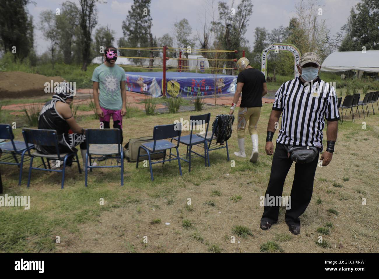 Schiedsrichter vor einem professionellen Ringkampf, bei dem mehrere Gladiatoren in einem Ring im Embarcadero Puente de Urrutia in Xochimilco, Mexiko-Stadt, Kopf an Kopf gehen, um Einkommen zu generieren, um während der COVID-19-Gesundheitsnotlage und der orangen epidemiologischen Ampel in der Hauptstadt zu überleben. (Foto von Gerardo Vieyra/NurPhoto) Stockfoto