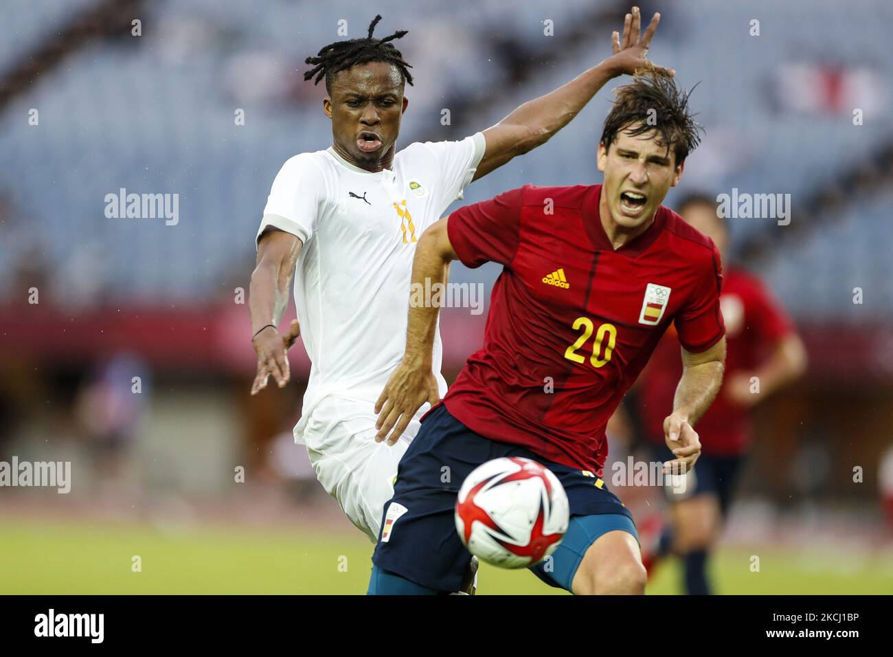 (11) Christian KOUAME vom Team Cote d'Ivoire wird am achten Tag der Olympischen Spiele 2020 in Tokio von (20) Juan MIRANDA vom Team Spain während des Mannschaftsquartals-Finalspiels zwischen Spanien und der Elfenbeinküste herausgefordert (Foto: Ayman Aref/NurPhoto) Stockfoto