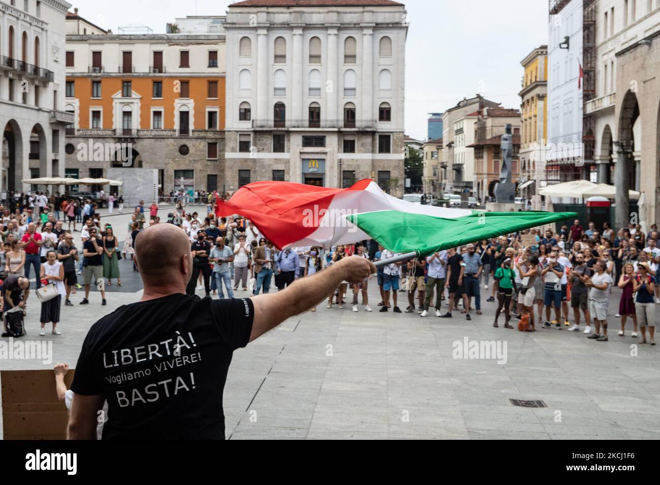 No Vax und Free Vax sammeln sich am zweiten Wochenende in Folge gegen die Nutzung des grünen Passes und die Einschränkungen, die die Ungeimpften am 30. Juli 2021 in Brescia, Italien, treffen werden. Der Gesundheitsausweis, der „Grüne Pass“, ist ab dem 6.. August 2021 obligatorisch, um Zugang zu Museen, Kinos, Fitnessstudios, Schwimmbädern, Sportstadien und Indoor-Tischen in Restaurants und Bars zu erhalten. Der Pass wird zeigen, dass die Menschen in den letzten 48h geimpft, negativ getestet oder von Covid-19 erholt wurden. (Foto von Stefano Nicoli/NurPhoto) Stockfoto