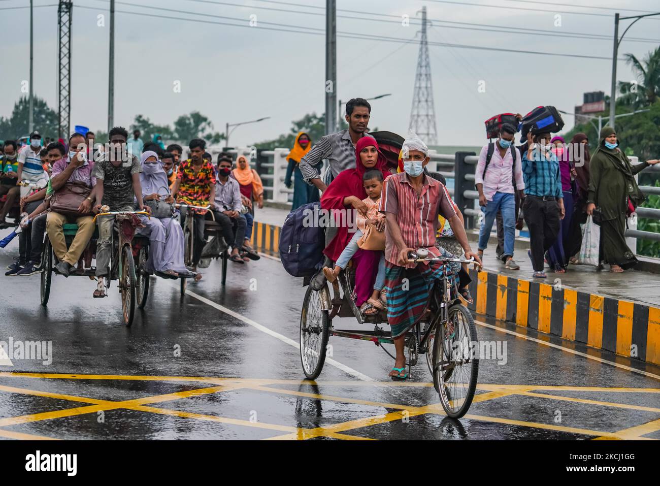 RMG- und andere Arbeiter in Fertigungsbetrieben betreten Dhaka auf Rickshaw-van während der Sperre in Dhaka, Bangladesch, am 30. Juli 2021. Die Regierung Bangladeschs lockerte die Sperrnormen für alle exportorientierten Fabriken, die früher verhängt wurden, um die Ausbreitung des Covid-19-Coronavirus einzudämmen. (Foto von Zabed Hasnain Chowdhury/NurPhoto) Stockfoto