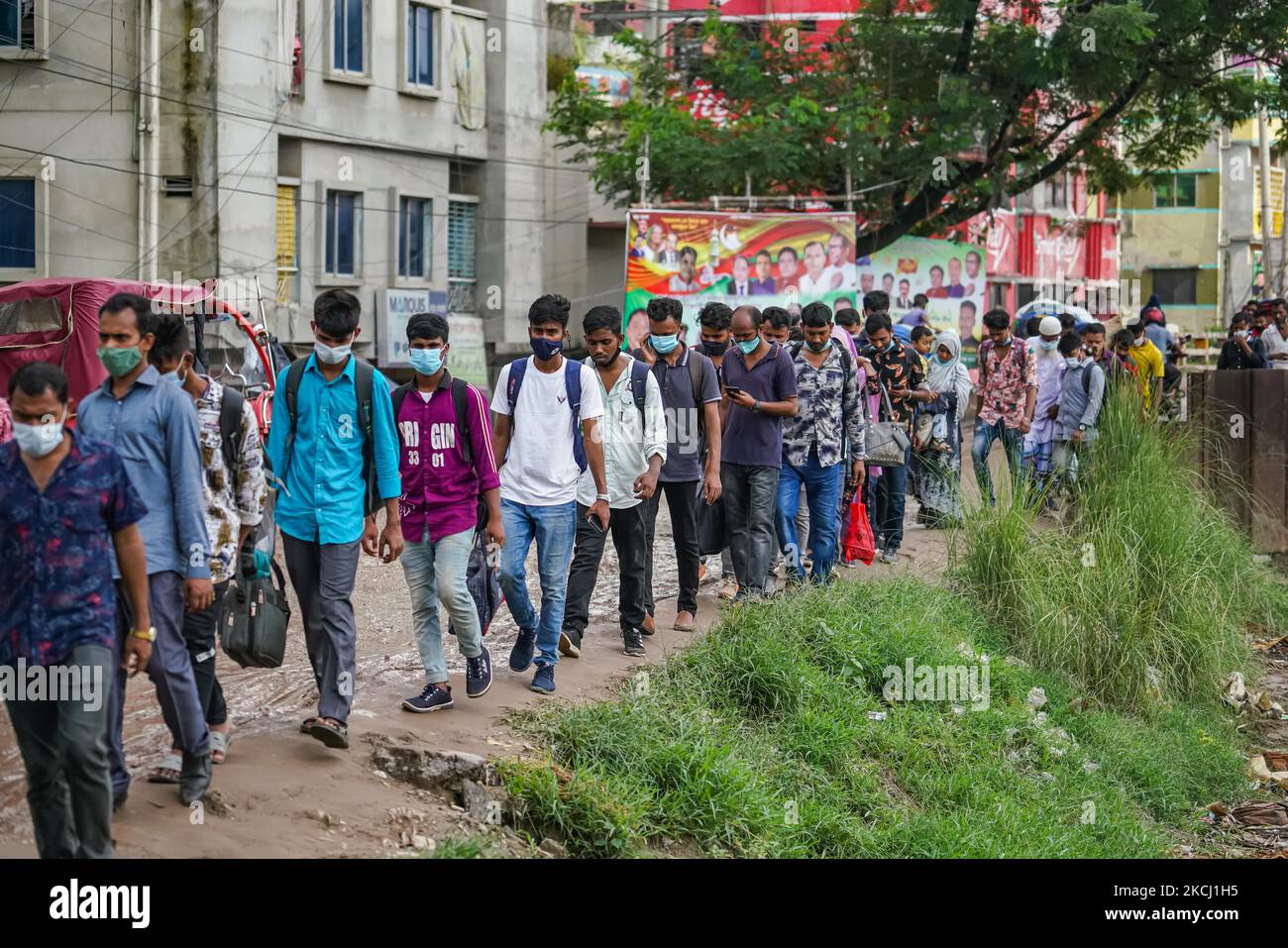 RMG- und andere Fabrikarbeiter betreten Dhaka zu Fuß während der Sperre in Dhaka, Bangladesch, am 30. Juli 2021. Die Regierung Bangladeschs lockerte die Sperrnormen für alle exportorientierten Fabriken, die früher verhängt wurden, um die Ausbreitung des Covid-19-Coronavirus einzudämmen. (Foto von Zabed Hasnain Chowdhury/NurPhoto) Stockfoto