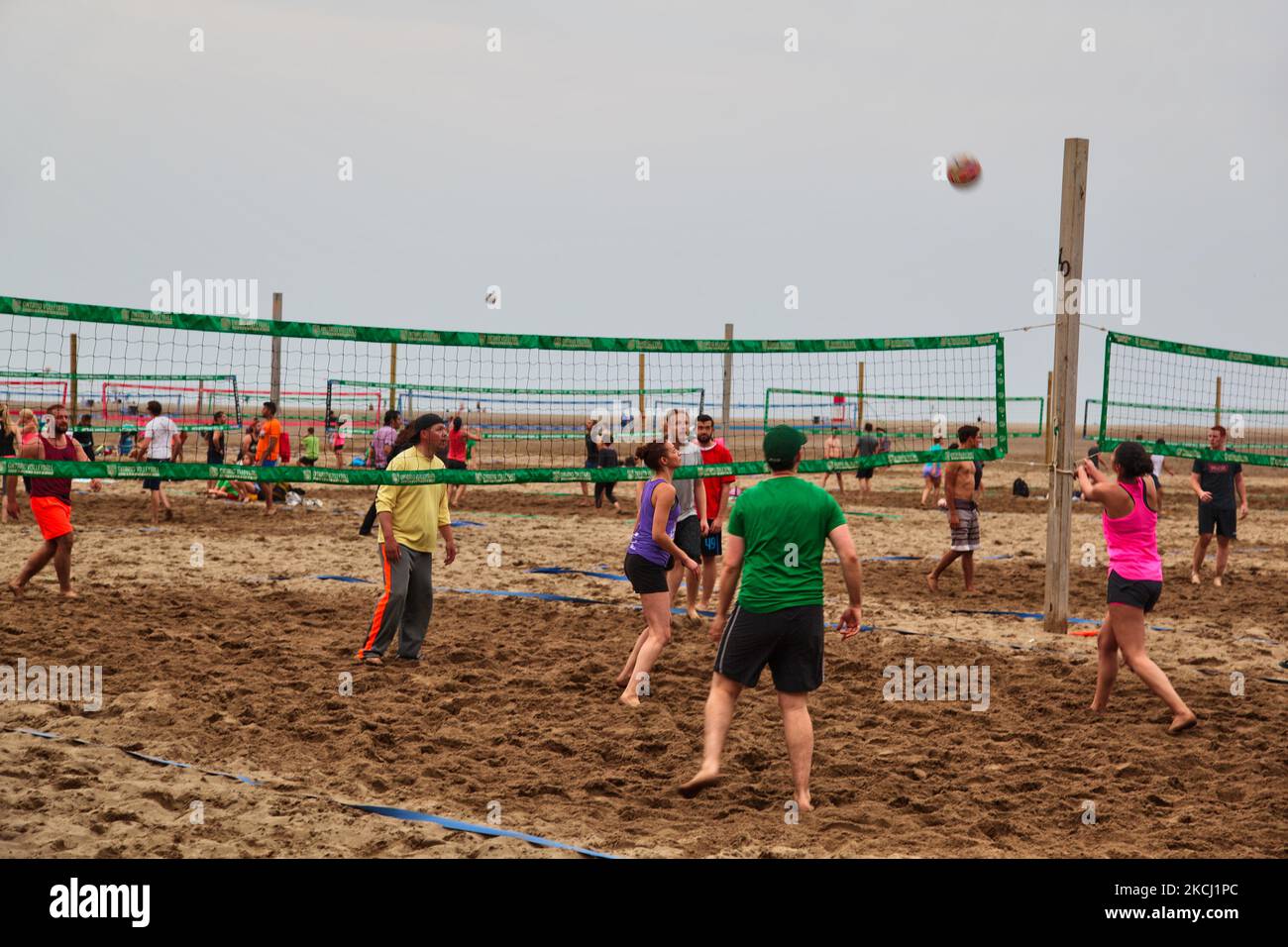 Am 08. Juli 2015 findet im Woodbine Beach Park in Toronto, Ontario, Kanada, ein Volleyballwettbewerb zwischen verschiedenen Ligen statt. (Foto von Creative Touch Imaging Ltd./NurPhoto) Stockfoto