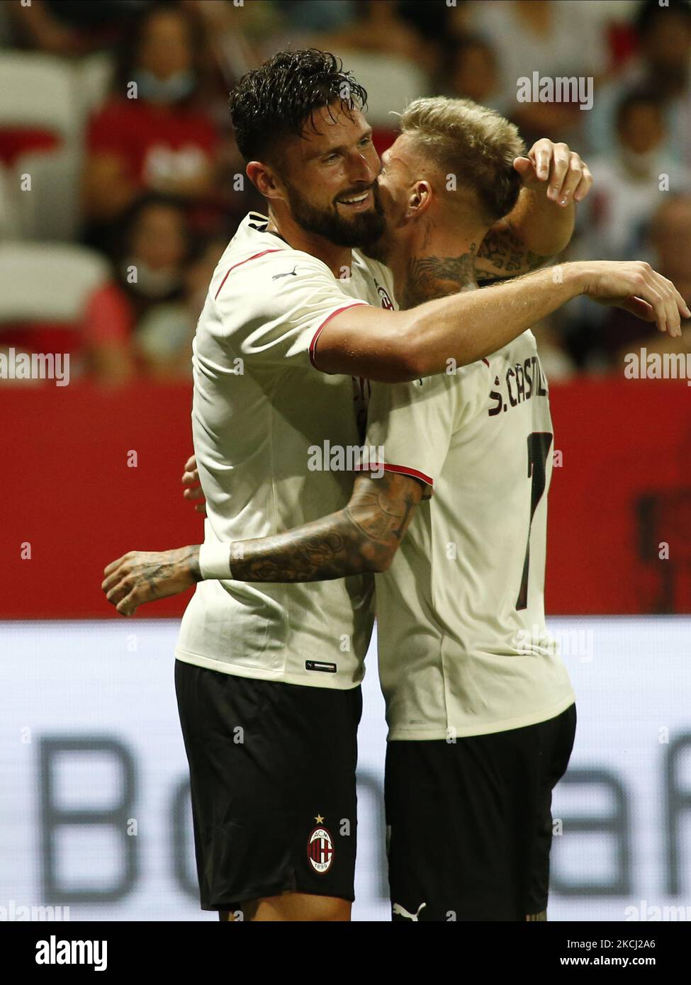 Olivier Giroud und Samu Castillejo beim Freundschaftsspiel zwischen Nizza und Mailand am 31. Juli 2021 in Nizza. (Foto von Loris Roselli/NurPhoto) Stockfoto