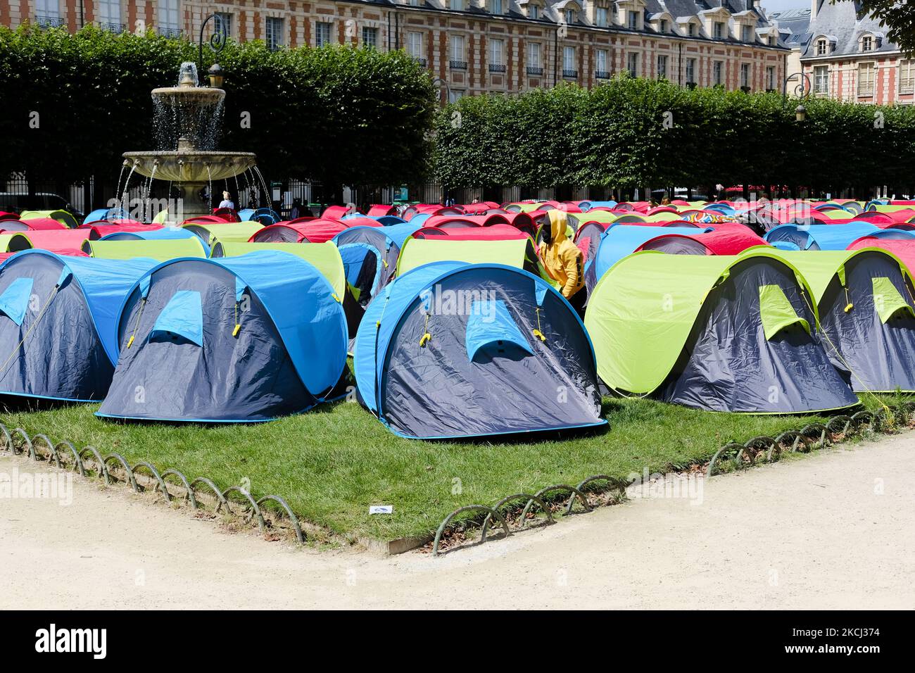 Migranten, die von Verbänden unterstützt werden, besetzen den Place des Vosges in Paris, um ihre Umsiedlung am 29. Juli 2021 in Paris, Frankreich, fortzusetzen. Nach dem 70.. Jahrestag der Genfer Konvention haben heimatlose Migranten und Verbände auf dem Place des Vosges in Paris Maßnahmen ergriffen, um die Umsiedlung von vierhundert Menschen, darunter neunzig Kinder, zu fordern. (Foto von Vincent Koebel/NurPhoto) Stockfoto