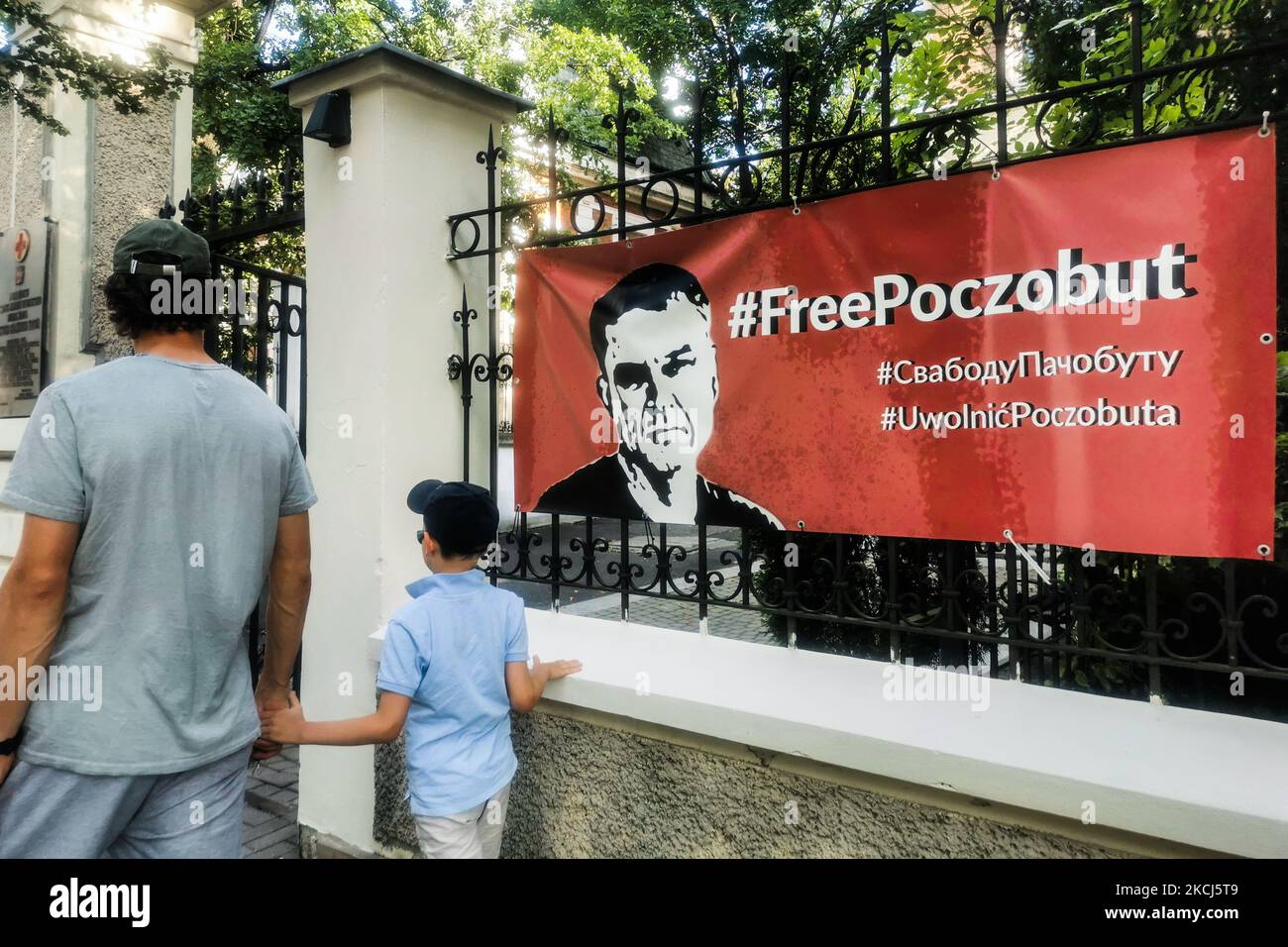 Am 29. Juli 2021 hängt das Plakat „Free Poczobut“ vor dem Hauptquartier der Polnischen Journalistenvereinigung (SDP) in Warschau, Polen. Andrzej Poczobut, Journalist und Aktivist und Mitglied der Vereinigung der Polen in Belarus, wurde am 25. März 2021 von der belarussischen Miliz unter dem Vorwurf der "Anstiftung zum Hass" verhaftet. (Foto von Beata Zawrzel/NurPhoto) Stockfoto