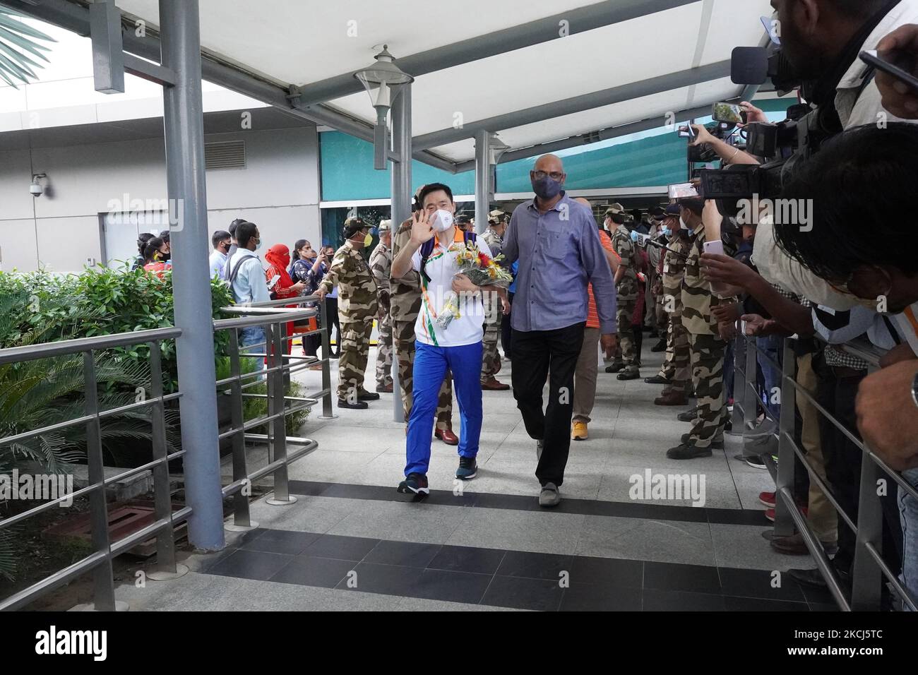 Park Tae Sang, Trainer des olympischen Shuttlers PV Sindhu in Indien, ist am 3. August 2021 auf dem Flughafen in Neu-Delhi, Indien, mit Gesten unterwegs. (Foto von Mayank Makhija/NurPhoto) Stockfoto