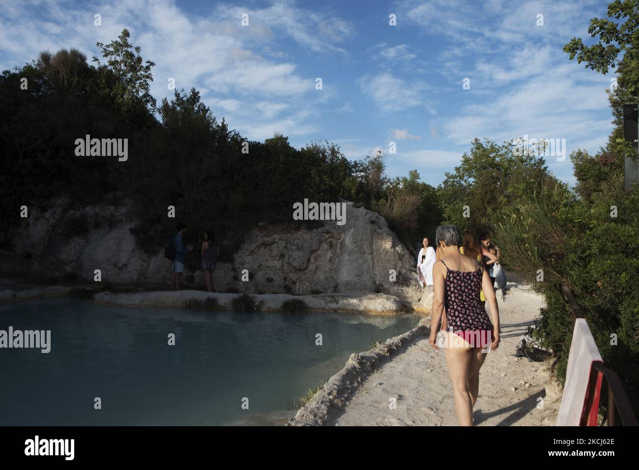 Der Tourismus in Bagno Vignoni, einem bekannten Thermalziel in der Toskana, da die Einschränkungen des Coronavirus für Reisen weniger streng sind. Trotz der neuen Delta-Variante sind die Covid-19-Zahlen in Italien niedrig: 3180 neue Fälle am 2.. August, Bagno Vignoni, 3.. August 2021 (Foto: Francesco Boscarol/NurPhoto) Stockfoto