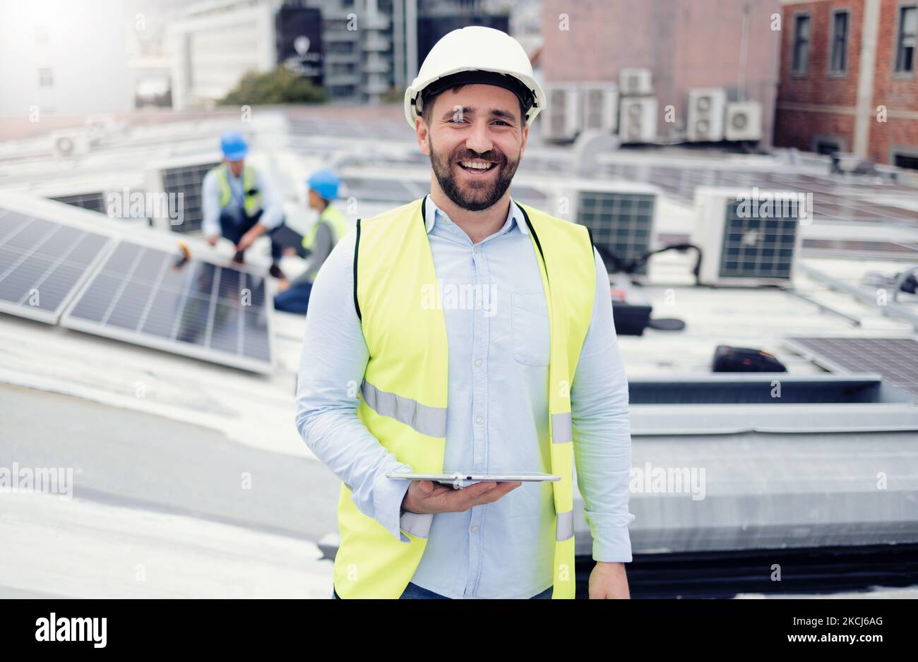 Ingenieur, Tablet und arbeiten mit Solarpanel, Gebäude und Wartung im Freien für saubere Energie und umweltfreundlich. Glücklicher Techniker bei der Arbeit Stockfoto