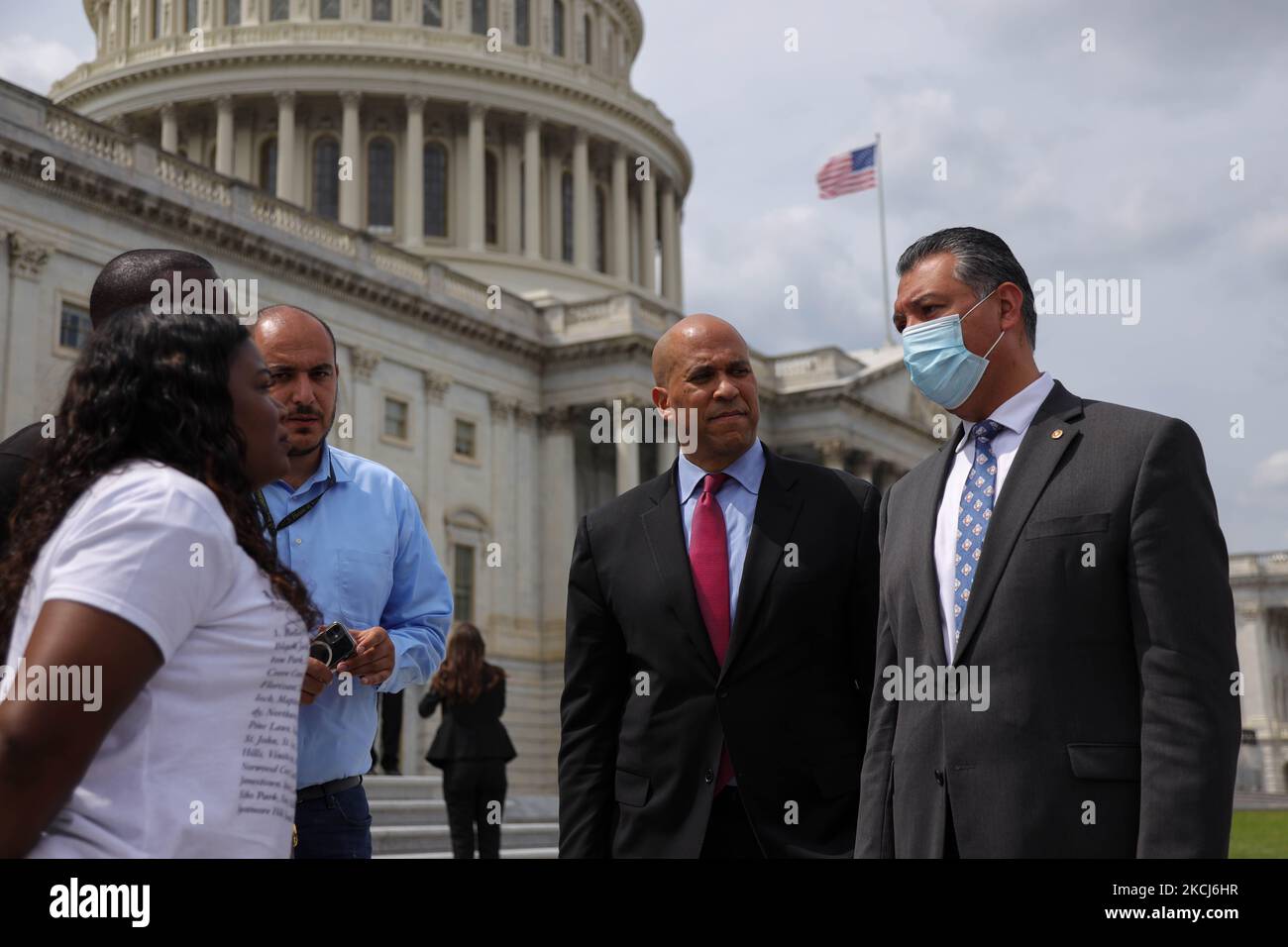 Die Senatoren Cory Booker und Alex Padilla besuchen die Kongressabgeordnete Cori Bush und andere, die am 3. August 2021 in Washington, D.C. gegen das Ende des Moratoriums für pandemische Räumung der Capitol Steps protestieren (Foto: Bryan Olin Dozier/NurPhoto) Stockfoto