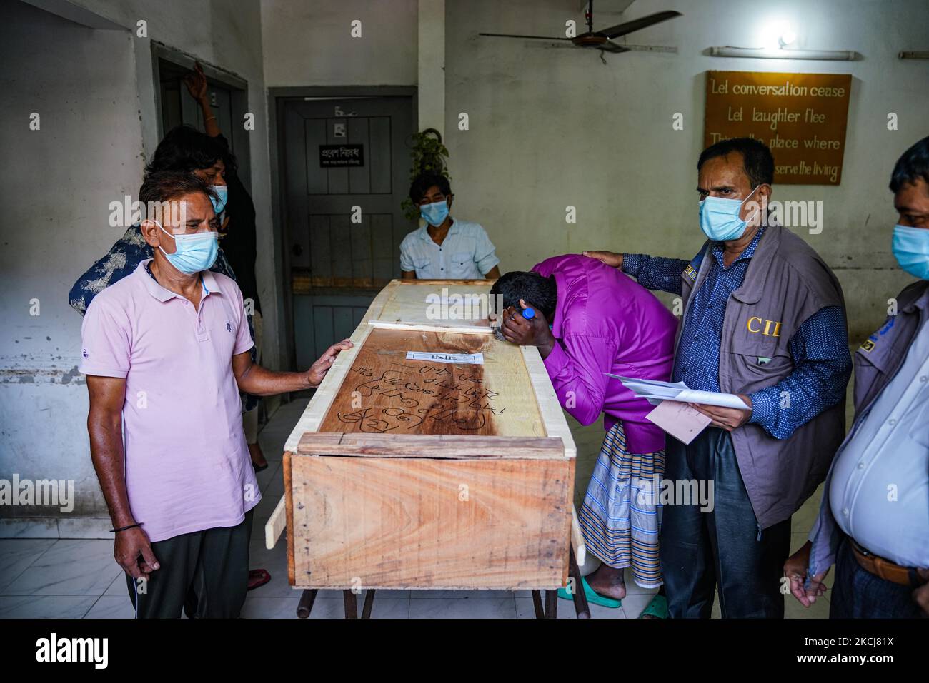 Ein Familienmitglied brach unter Tränen aus, als sie am 04. August 2021 in einer Leichenhalle des Dhaka Medical College in Dhaka, Bangladesch, die Leichen von Verwandten von Fabrikfeueropfern empfängt. Fast einen Monat später verkohlte die Leichen von 24 Fabrikarbeitern, die von insgesamt 45 an Familien übergeben wurden, bei einem schrecklichen Brand in der Haschem Lebensmittel- und Getränkefabrik, einer Tochtergesellschaft der Sajib-Gruppe in Rupganj, Narayanganj, getötet. (Foto von Zabed Hasnain Chowdhury/NurPhoto) Stockfoto