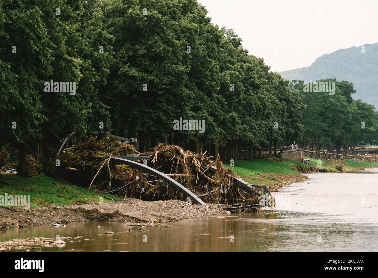 Am 4. August 2021 ist die überflutete Szene an der Ahr in Bad Neuenahr-Ahrweiler als zwei Wochen nach der Flutkatastrophe zu sehen (Foto: Ying Tang/NurPhoto) Stockfoto