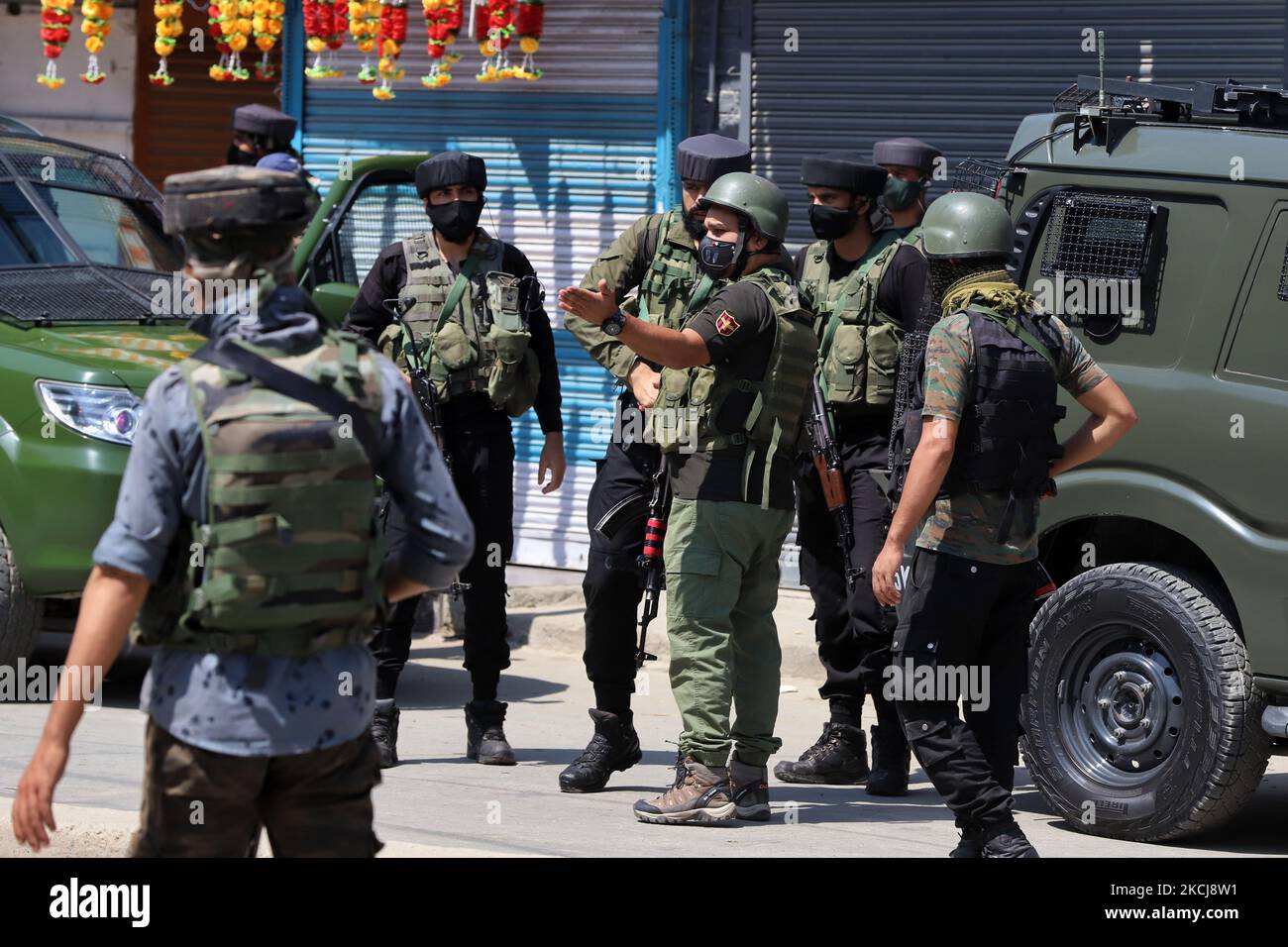 Laut Local Media in Sopore, Distrikt Baramulla Jammu und Kaschmir Indien am 05. August 2021 wurden die von der indischen Armee, der JK-Polizei und dem CRPF in Sopore nach Schüssen gestarteten Operationen CASO gehört. (Foto von Nasir Kachroo/NurPhoto) Stockfoto