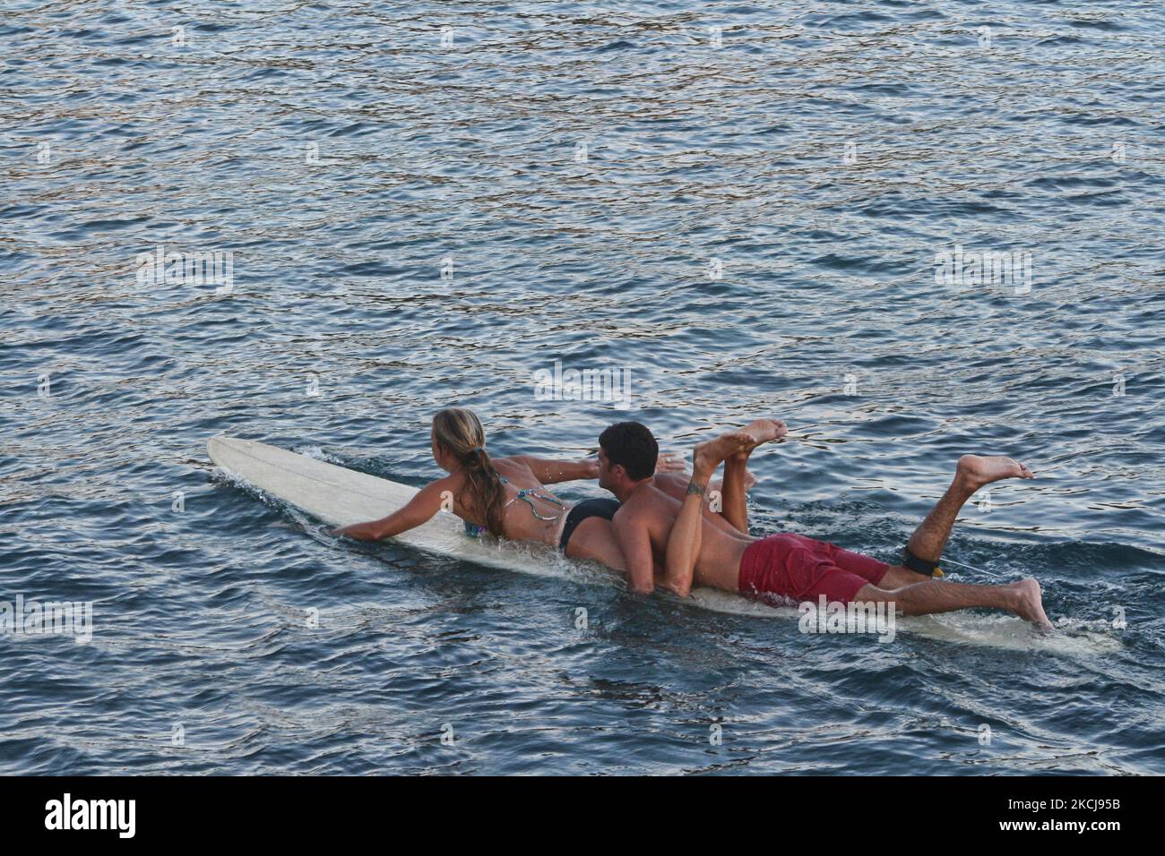 Pärchen paddeln mit ihrem Surfbrett in den Pazifik entlang des Waikiki Beach in Oahu, Hawaii, USA. (Foto von Creative Touch Imaging Ltd./NurPhoto) Stockfoto