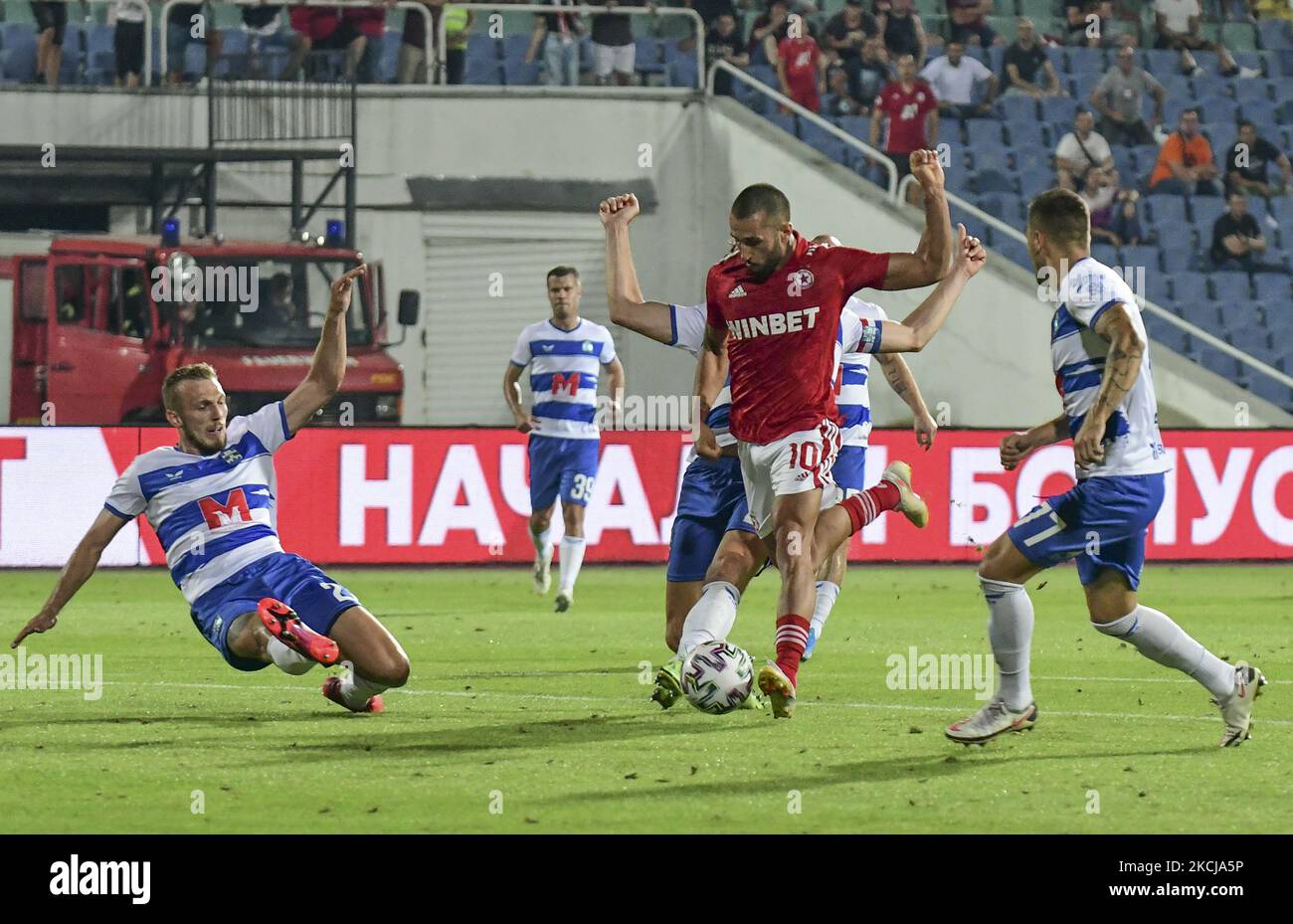 Georgi Yomov /Red/ Angriff während des CSKA Sofia gegen Osijek bei der UEFA Europa Conference League Dritte Qualifikationsrunde erste Etappe in Sofia, Bulgarien am 05. August 2021 (Foto: Georgi Paleykov/NurPhoto) Stockfoto