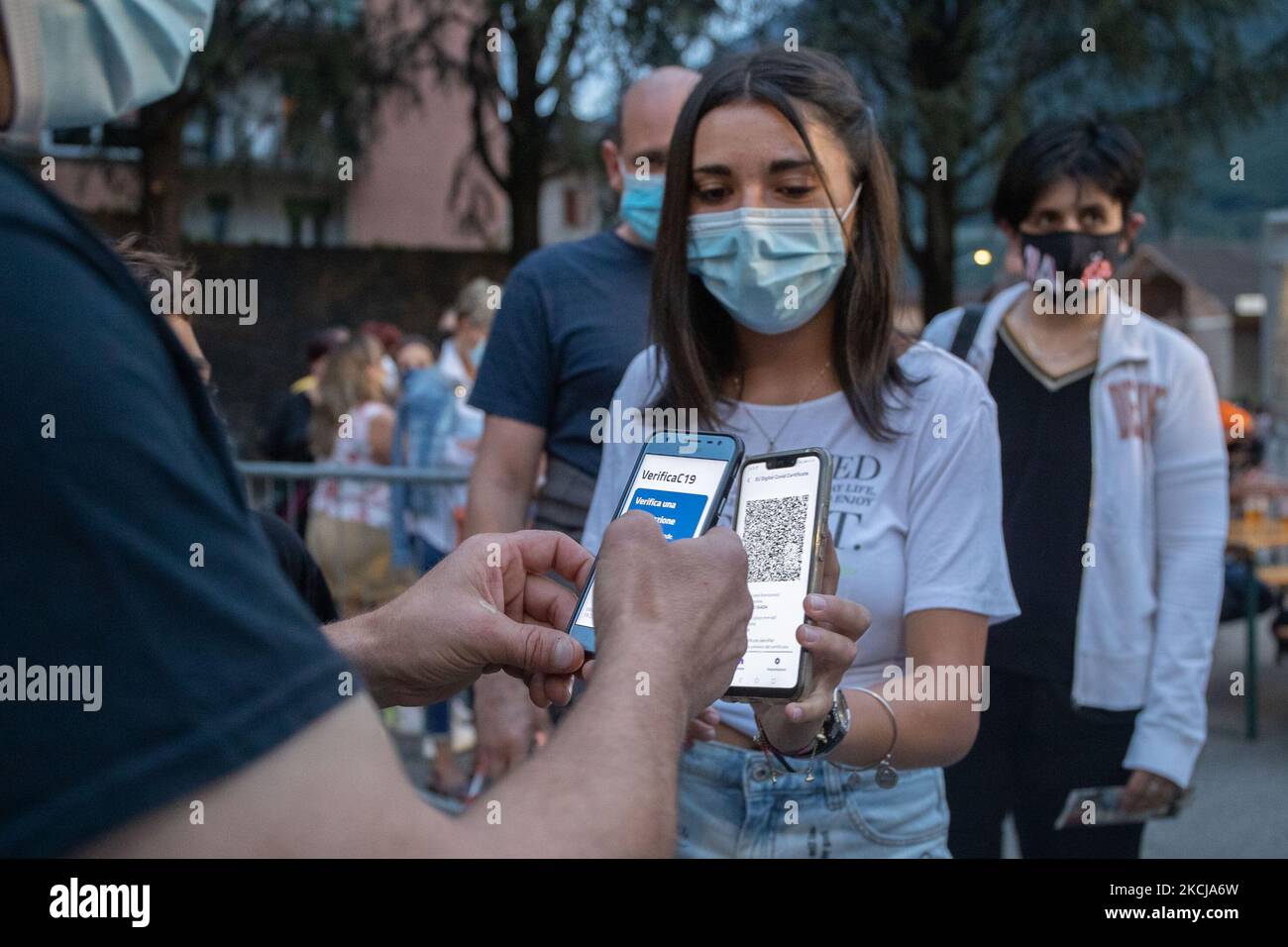 Publikum in der Schlange, bevor sie ihre Covid-19-Zertifikate für die Teilnahme am Francesco Renga-Konzert am 6. August 2021 vorzeigen. Italien hat den Grünen Pass, der eine Erweiterung des digitalen Covid-Zertifikats der EU darstellt, eingeführt, der ab heute für die Einreise in Stadien, Kinos, Museen und Sporthallen oder für Restaurants in Innenräumen erforderlich ist. (Foto von Stefano Nicoli/NurPhoto) Stockfoto