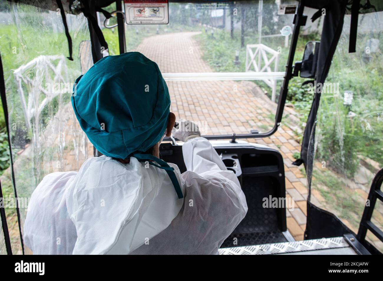 Doktor SUHARA fährt mit seinem gewonnenen Autobetrieb in die covid19 Patientenzimmer. Doktor SUHARA MANULLANG Chef des Hauses gegen Covid19 in seinen Aktivitäten am Veranstaltungsort. Das House of Fight Covid19 South Tangerang ist der beste Ort der Selbstisolation in Indonesien und hat Hunderten von Menschen mit leichten COVID-19-Fällen geholfen, sich zu erholen. Am 05. August 2021 in South Tangerang, Banten, Indonesien. (Foto von Donal Husni/NurPhoto) Stockfoto