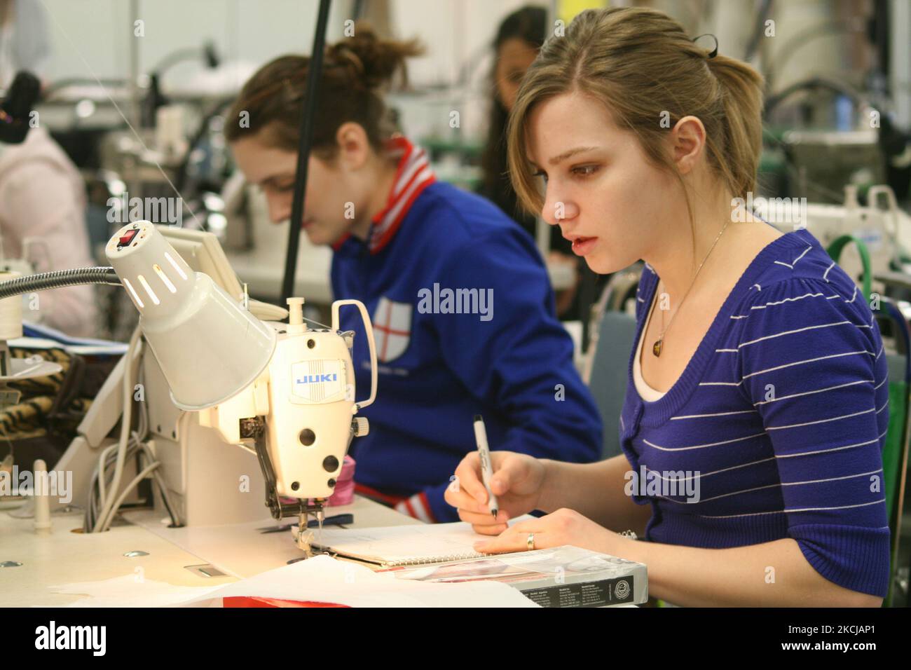 Modekunststudenten, die an einem College in Ontario, Kanada, am 20. März 2009 an Designs arbeiten und Studenten für Karrieren in der Modeindustrie ausbilden. (Foto von Creative Touch Imaging Ltd./NurPhoto) Stockfoto