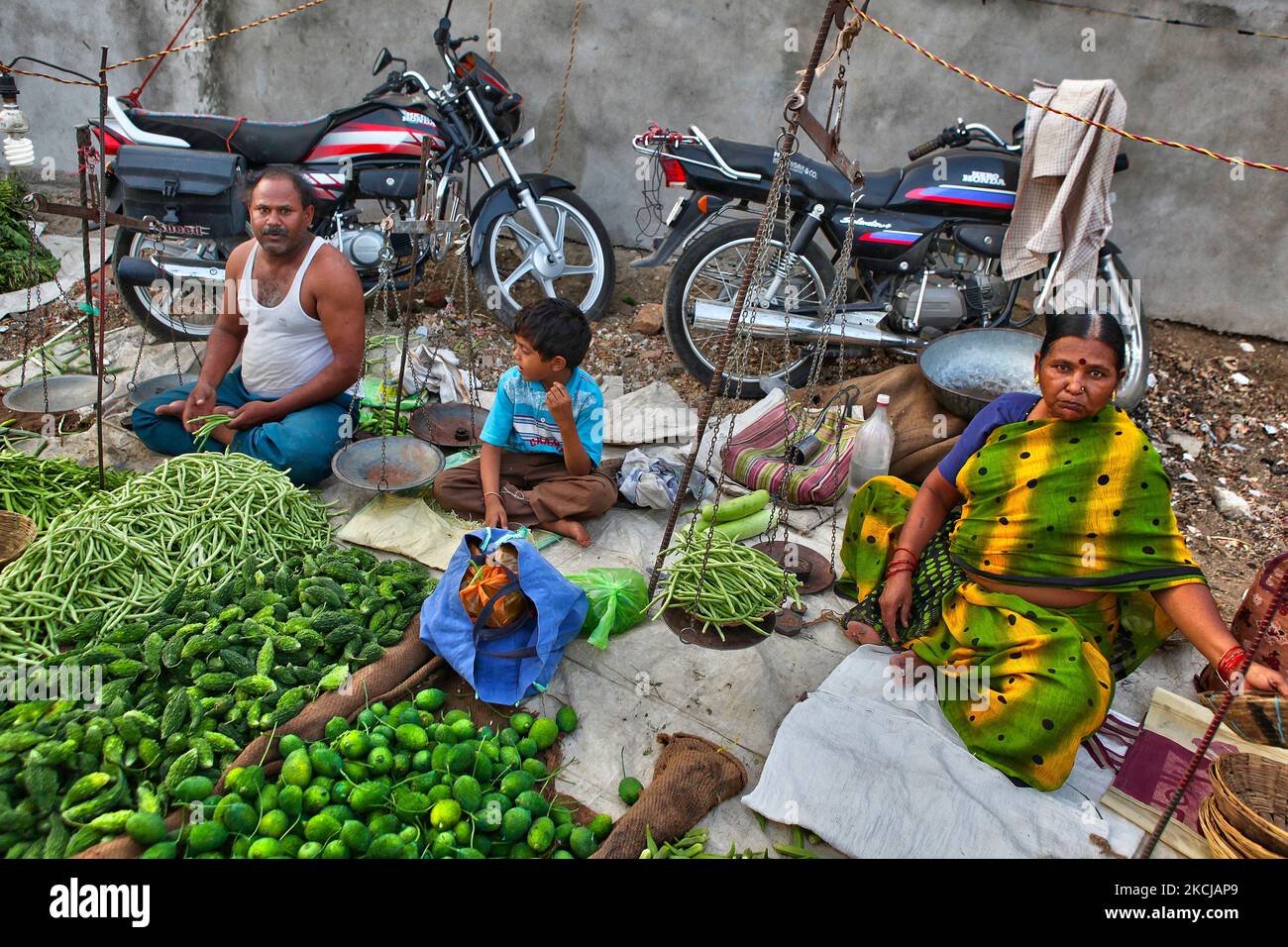 Händler verkaufen Gemüse am Shaniwaar Subzi Bazaar, dem größten Obst- und Gemüsemarkt in der indischen Stadt Nagpur, Maharashtra, Indien. (Foto von Creative Touch Imaging Ltd./NurPhoto) Stockfoto