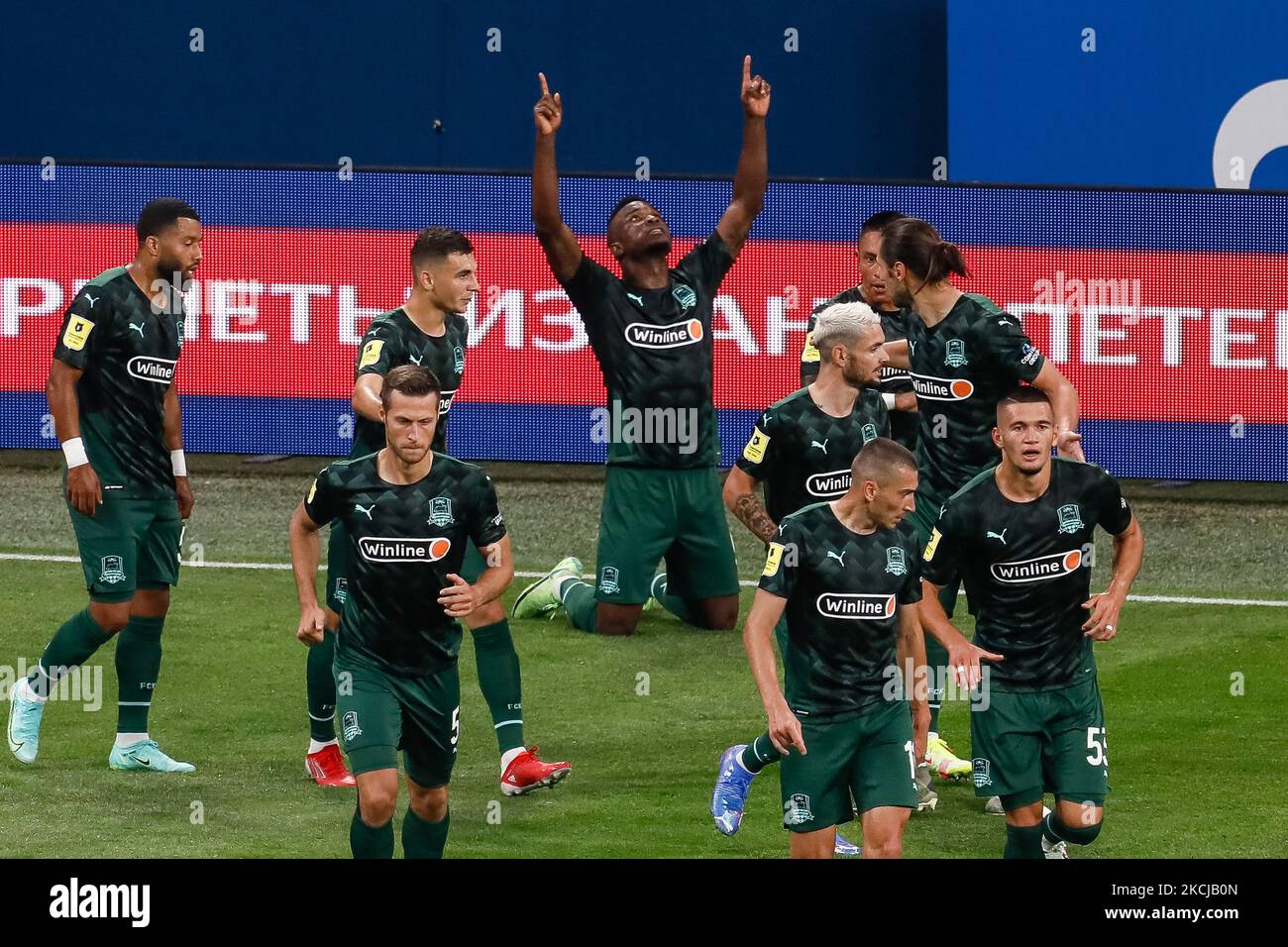 Jhon Cordoba (C) aus Krasnodar feiert sein Tor während des Spiels der russischen Premier League zwischen dem FC Zenit Sankt Petersburg und dem FC Krasnodar am 7. August 2021 in der Gazprom Arena in Sankt Petersburg, Russland. (Foto von Mike Kireev/NurPhoto) Stockfoto