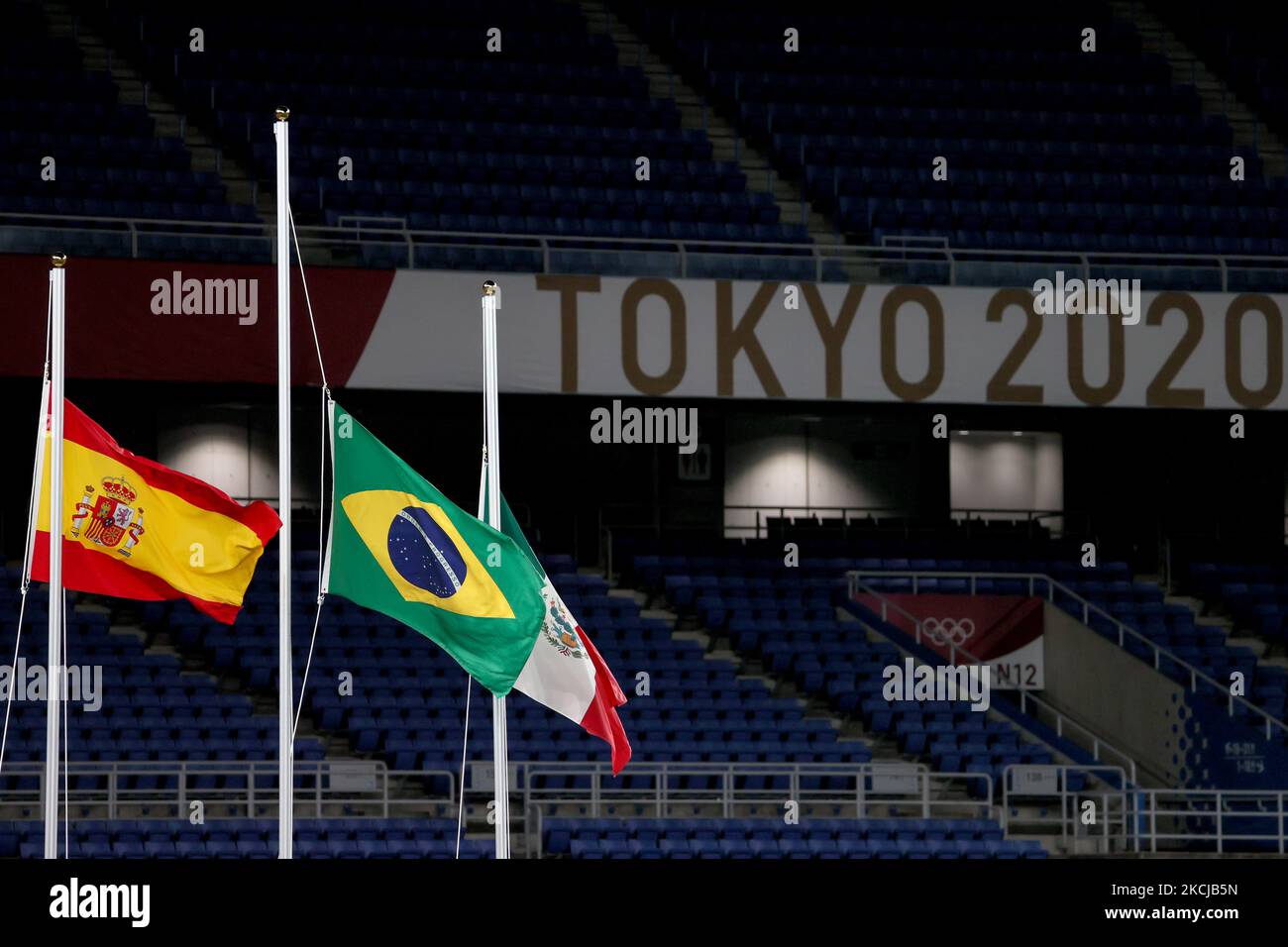 Flaggen für die drei Siegerteams bei der Medaillenverleihung des Fußballwettbewerbs der Männer am 15. Tag der Olympischen Spiele 2020 in Tokio im Internationalen Stadion Yokohama am 07. August 2021 in Yokohama, Kanagawa, Japan (Foto: Ayman Aref/NurPhoto) Stockfoto