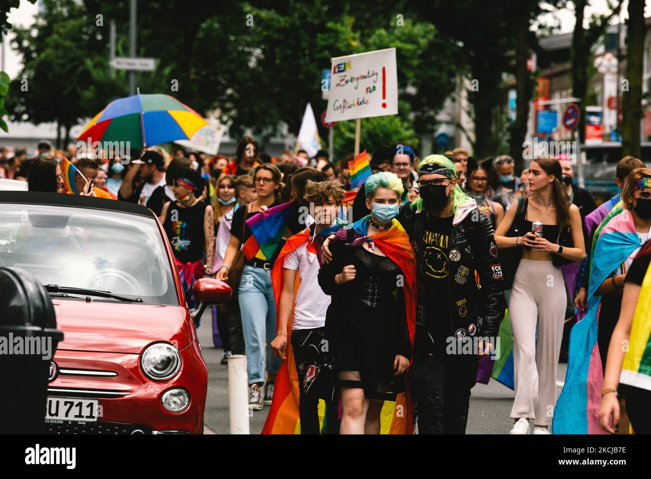 Menschen nehmen an der jährlichen Christopher Street Parade in Essen, Deutschland, am 7. August 2021 Teil (Foto: Ying Tang/NurPhoto) Stockfoto