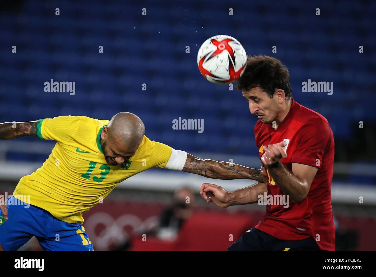 (13) Dani ALVES vom Team Brasilien kämpft mit (11) Mikel OYARZABAL vom Team Spanien während des Spiels zwischen Brasilien und Spanien am 15. Tag der Olympischen Spiele 2020 in Tokio im Internationalen Stadion Yokohama am 07. August 2021 in Yokohama, Kanagawa, Japan (Foto: Ayman Aref/NurPhoto) Stockfoto