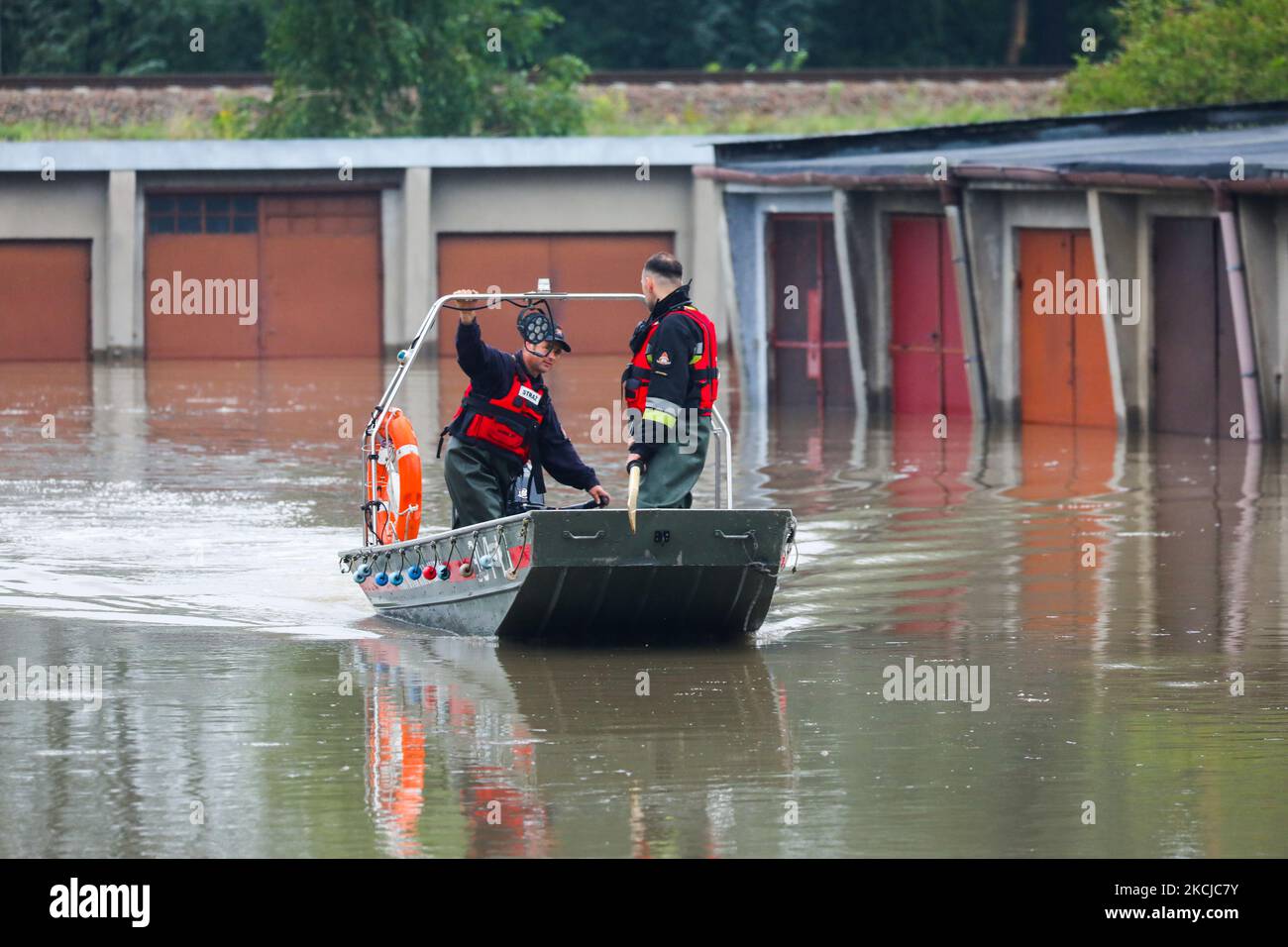 Feuerwehrleute schwimmen auf einem Boot, nachdem am 6.. August 2021 Straßen und Haushalte in den Gebieten des Bierzanow-Bezirks in Krakau, Polen, mit heftigen Regenschauern überflutet wurden. (Foto von Beata Zawrzel/NurPhoto) Stockfoto