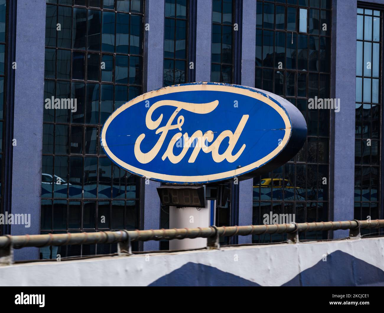 Das Schild des amerikanischen Automobilkonzerns Ford ist am 03. August 2021 von der 'Maa-Überführung' in Kalkutta, Westbengalen, Indien, zu sehen. (Foto von Soumyabrata Roy/NurPhoto) Stockfoto