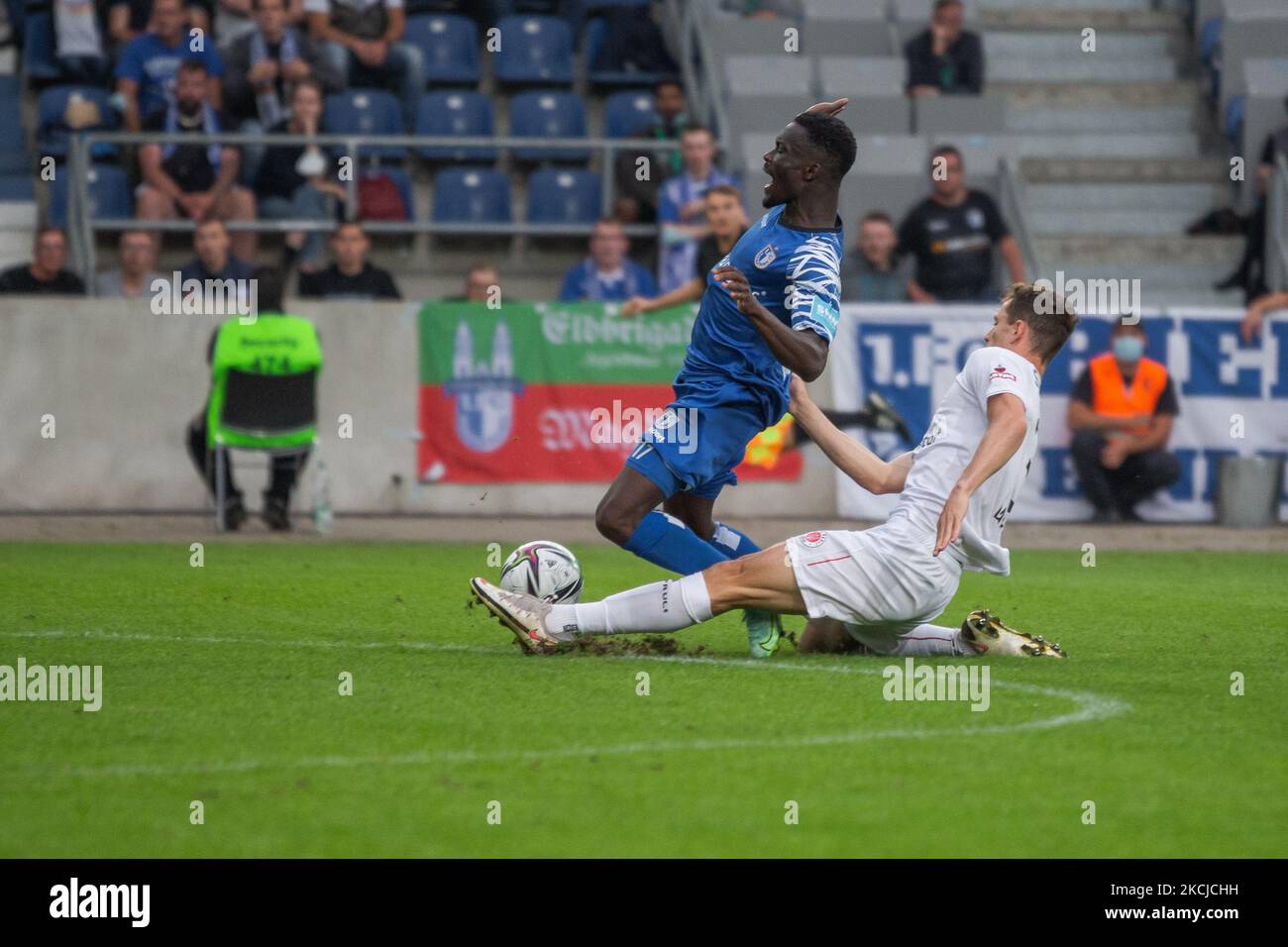 Sirlord Conteh (links) von 1. Der FC Magdeburg und James Lawrence (rechts) vom FC St. Pauli kämpfen im DFB-CUP-Erstspiel zwischen 1 Jahren um den Ball. FC Magdeburg und FC St. Pauli in der MDCC-Arena am 07. August 2021 in Magdeburg. (Foto von Peter Niedung/NurPhoto) Stockfoto