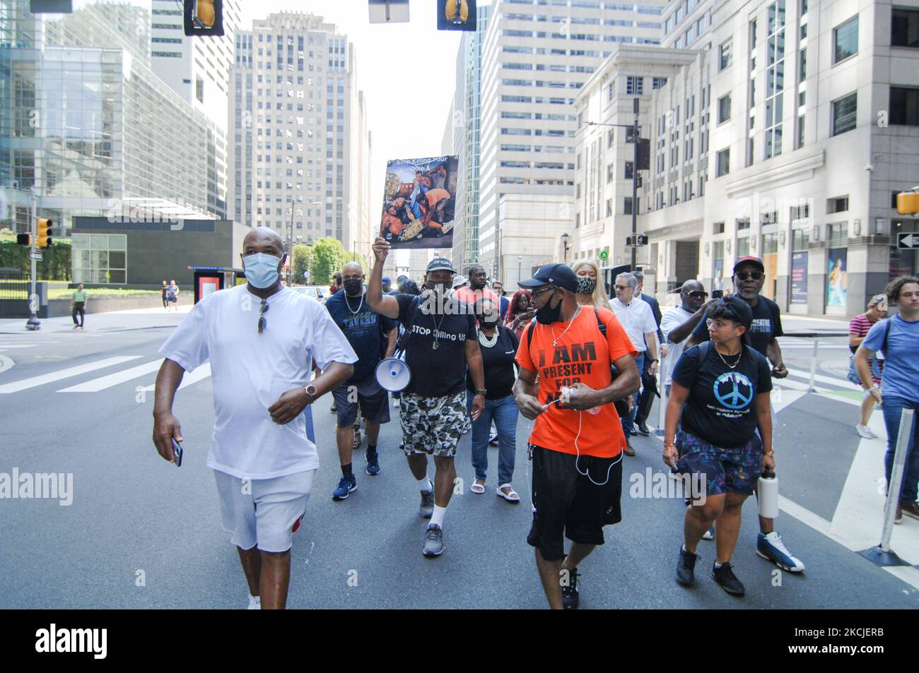 Jamal Johnson trägt ein Protestschild, das fordert, dass wir aufhören, einander zu töten und die Opfer von Waffengewalt darstellen, während wir auf der ersten Etappe eines Spaziergangs von Philadelphia nach Washington DC die Market Street entlang marschieren, um den Kongress aufzufordern, den George Floyd Justice in Policing Act und zu verabschieden Ansprache von Waffengewalt in Philadelphia, PA, am 9. August 2021. (Foto von Cory Clark/NurPhoto) Stockfoto