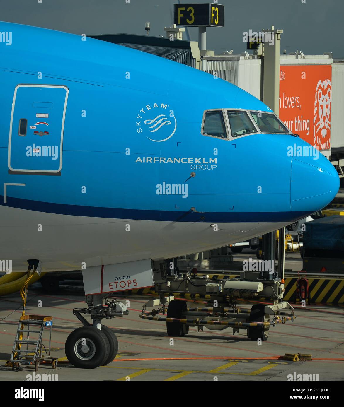 KLM-Flugzeug am Flughafen Amsterdam Schiphol. Am Freitag, den 6. August 2021, in Amsterdam Airport Schiphol, Schiphol, Niederlande. (Foto von Artur Widak/NurPhoto) Stockfoto