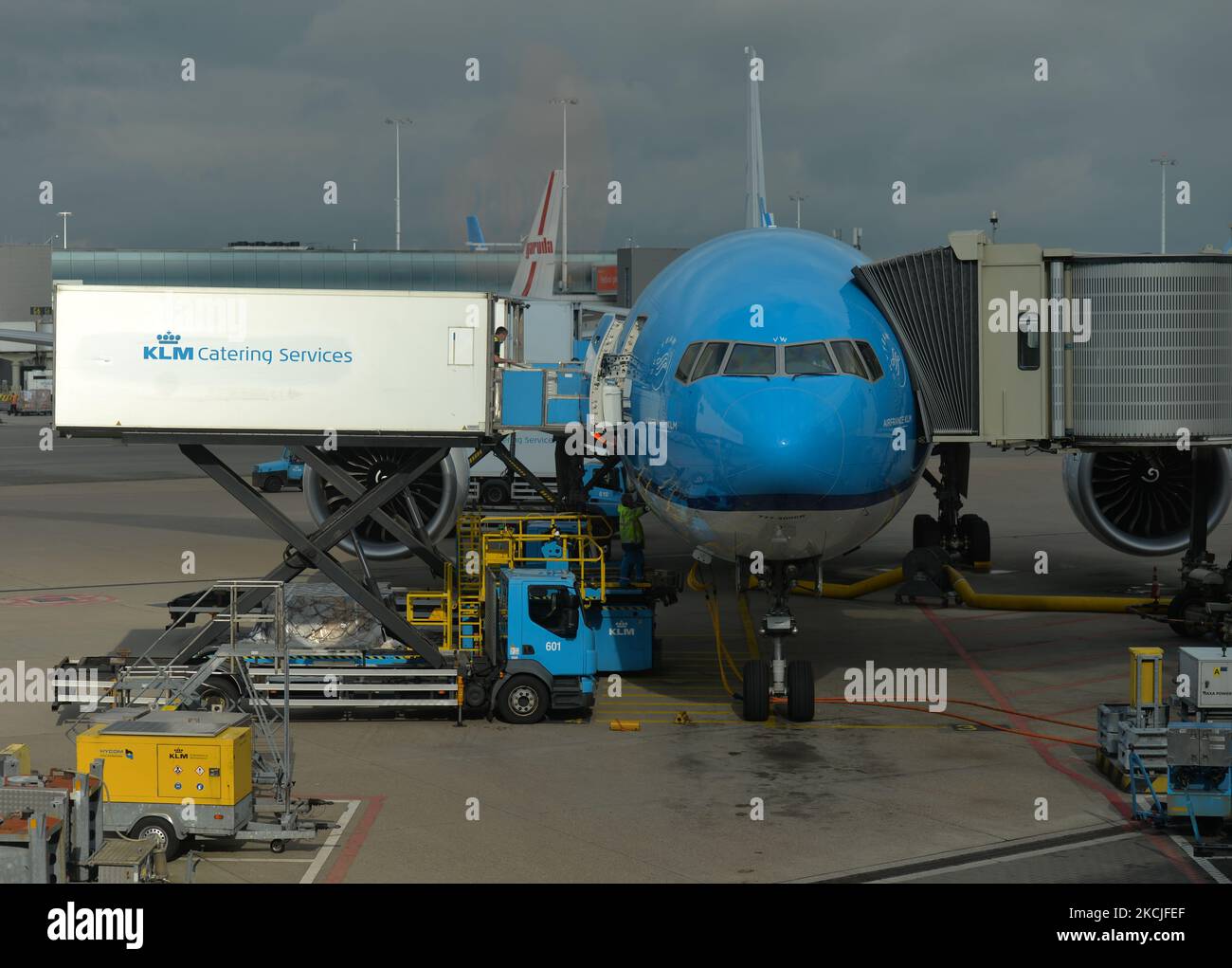 KLM-Flugzeug am Flughafen Amsterdam Schiphol. Am Freitag, den 6. August 2021, in Amsterdam Airport Schiphol, Schiphol, Niederlande. (Foto von Artur Widak/NurPhoto) Stockfoto