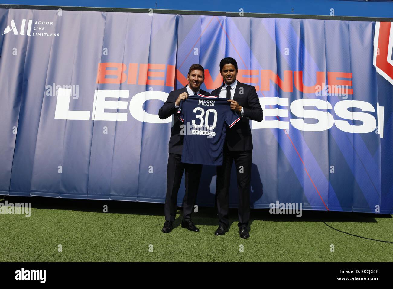 Nasser Al-Khelaifi (L), der katarische Präsident von Paris Saint-Germain, und Leonardo Nascimento de Araujo (R), der Sportdirektor von Paris Saint-Germain, posieren an der Seite des argentinischen Fußballspielers Lionel Messi (C), während er während einer Pressekonferenz im Stadion Parc des Princes des französischen Fußballvereins Paris Saint-Germain (PSG) sein 30-Trikot hochhält Paris am 11. August 2021. Der 34-jährige Superstar unterzeichnete am 10. August 2021 einen zweijährigen Vertrag mit PSG, mit der Option auf ein weiteres Jahr, wird er die Nummer 30 in Paris tragen, die er hatte, als er seine berufliche Laufbahn bei der spanischen Barca f begann Stockfoto