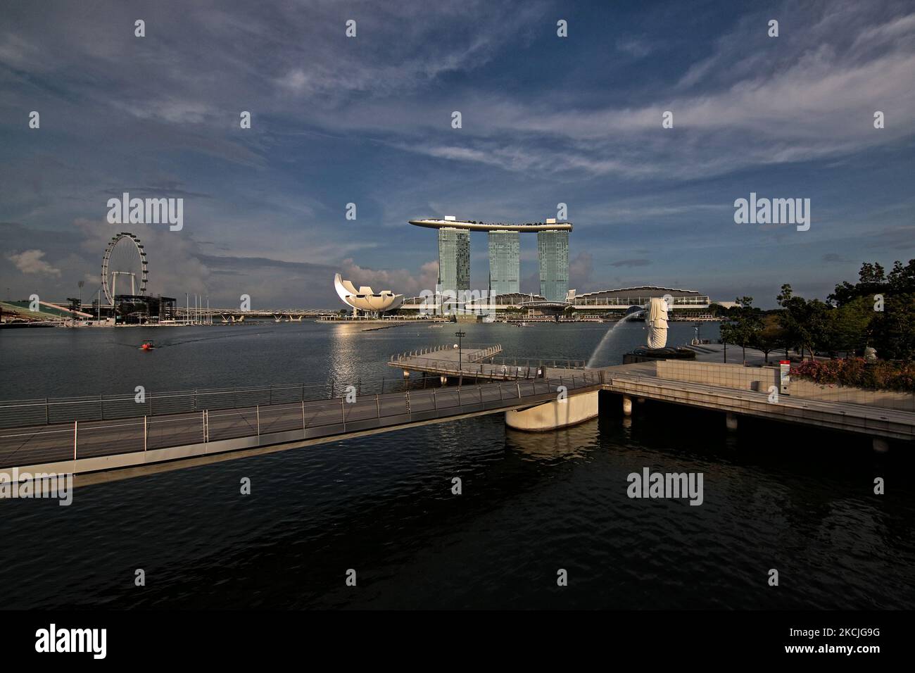 Eine allgemeine Ansicht des Singapore Flyer, Marina Bay Sands, eines leeren Merlion Parks und einer leeren Jubilee Bridge am 11. August 2021 in Singapur. (Foto von Suhaimi Abdullah/NurPhoto) Stockfoto