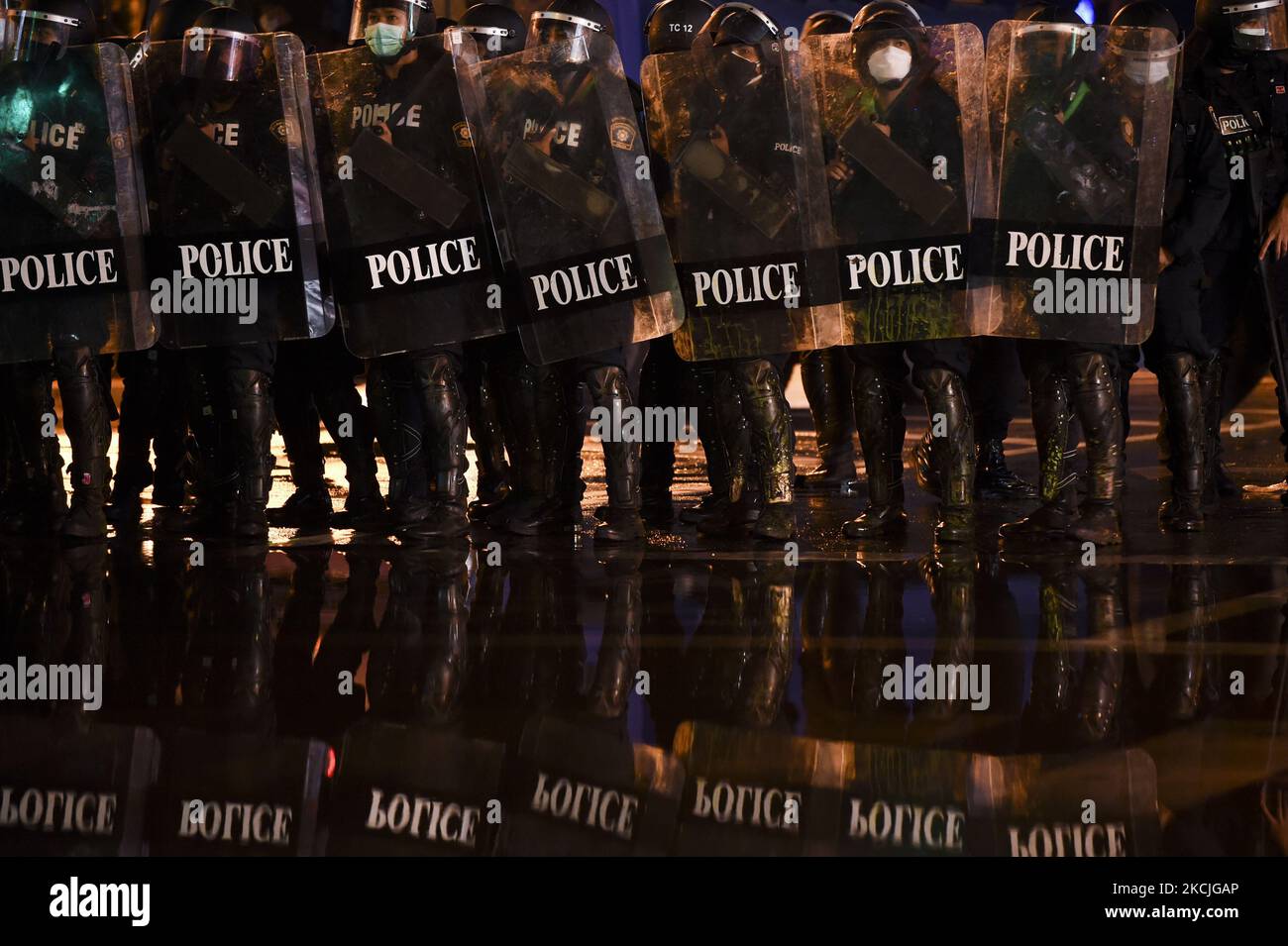 Die Anti-Riot-Polizei wacht während einer Kundgebung am Victory Monument in Bangkok, Thailand, am 11. August 2021. (Foto von Anusak Laowias/NurPhoto) Stockfoto