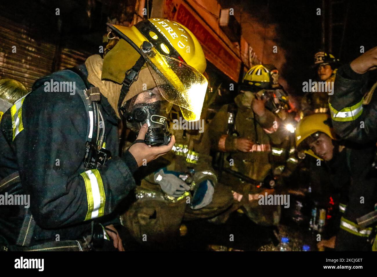 Die Freiwilligen des Feuers reagierten in der Nacht vom 11. August 2021 auf einen 3.-tägigen Brandalarm auf dem öffentlichen Markt von Teresa in Rizal, Philippinen. Trotz der Herausforderungen der COVID-19-Situation auf den Philippinen setzen Freiwillige ihre harte Arbeit und ihr Engagement fort, selbst inmitten der härtesten Blockierung der Pandemie zu helfen und während einige von ihnen von der Regierung nicht gut als Freiwillige behandelt werden. Einige Freiwillige kämpfen noch immer damit, am Brandort zu reagieren, weil es an Material und Unterstützung fehlt. (Foto von Ryan Eduard Benaid/NurPhoto) Stockfoto