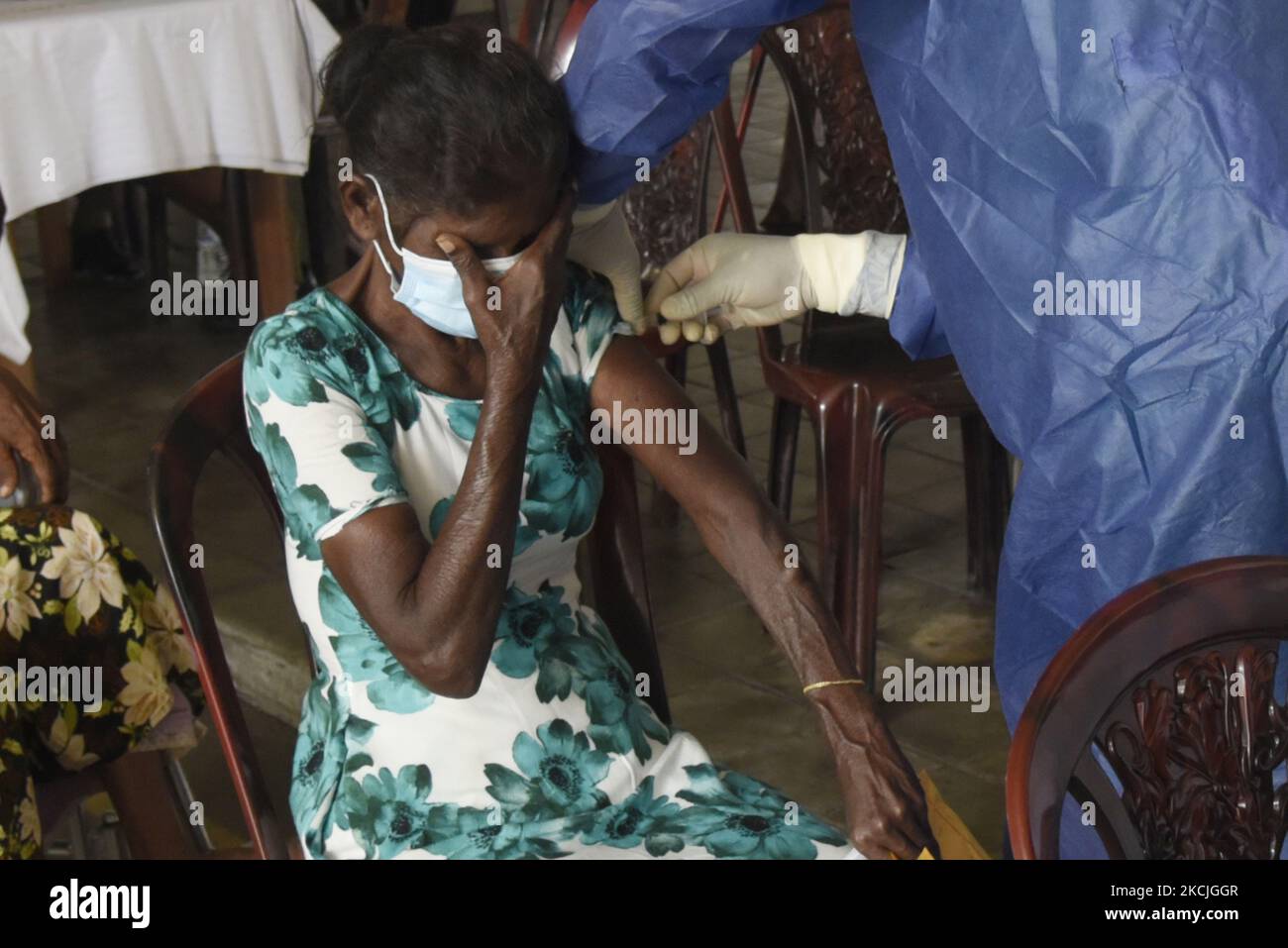 Eine Frau, die seine erste Dosis erhält, erhält am 11. August 2021 in einem Impfzentrum in der Nähe von Colombo einen Pfizer-BioNTech-Impfstoff (Foto: Akila Jayawardana/NurPhoto) Stockfoto