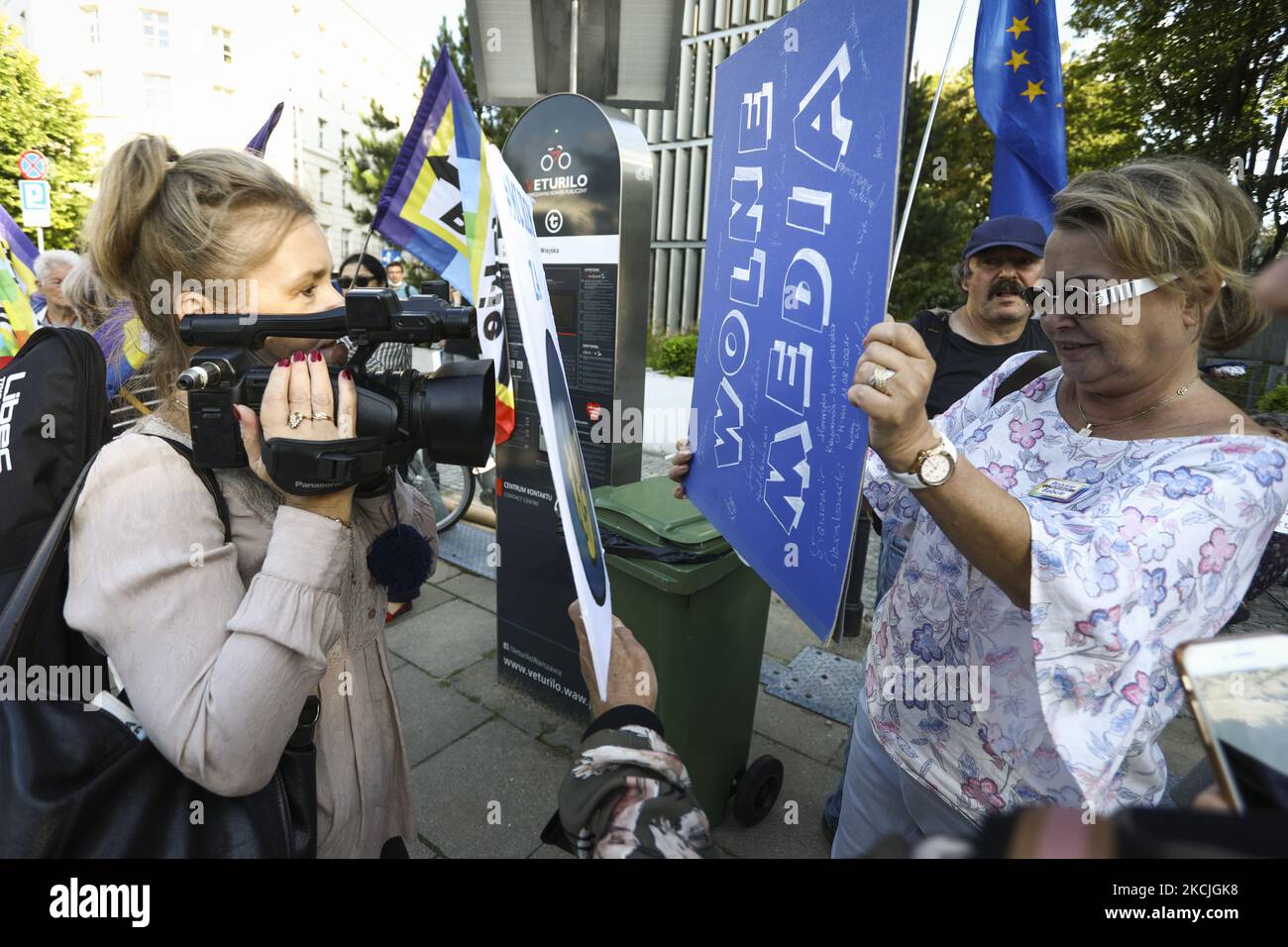 Eine Frau hält ein Schild mit den Worten „Freie Medien“, das einen Reporter der regierungsfreundlichen Zeitschrift Gazeta Polska während einer Kundgebung in Warschau am 11. August 2021 blockiert. Mehrere Dutzend Menschen nahmen an einer Kundgebung vor dem parlament Teil, während einer Abstimmung über einen neuen Gesetzentwurf, der das ausländische Eigentum an Medienunternehmen einschränken wird. Kritiker argumentieren, dass die Verabschiedung des Gesetzentwurfs das Ende der unabhängigen Medien in Polen bedeuten würde. Der US-amerikanische Sender TVN beantragt die Verlängerung seiner Lizenz, die im September ausläuft, befürchtet aber, dass seine US-Beteiligung in den Weg kommt und die polnische Regierung die Aktien aufkaufen wird Stockfoto