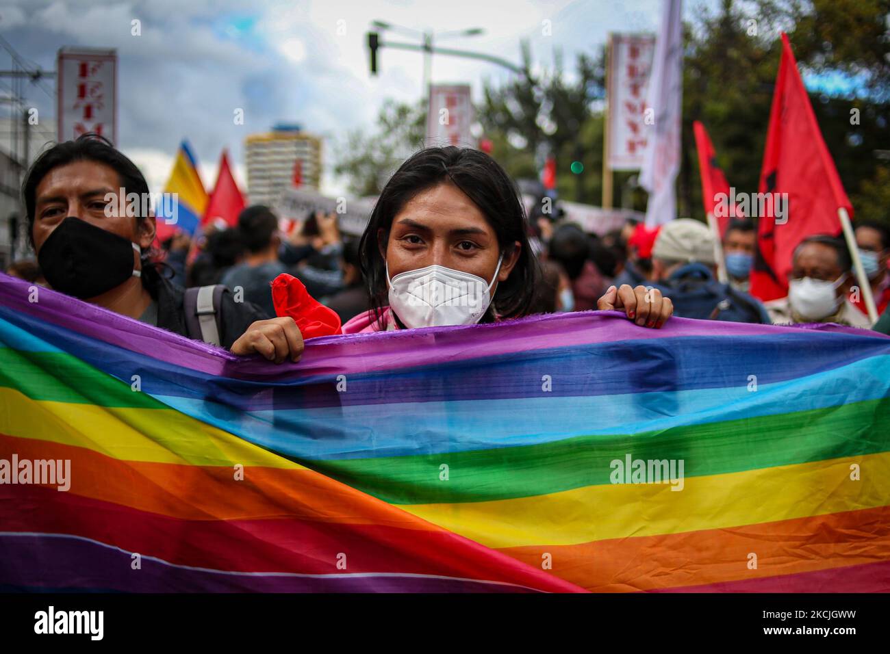 Mehrere Bürger protestieren am 11. August 2021 in Quito, Ecuador, gegen die Regierung des ecuadorianischen Präsidenten Guillermo Lasso. Nach drei Monaten Präsidentschaft steht Lasso vor dem ersten sozialen und gewerkschaftlichen Aufstand, der gegen die neoliberalen Maßnahmen des Prinzipals protestierte. (Foto von Rafael Rodriguez/NurPhoto) Stockfoto