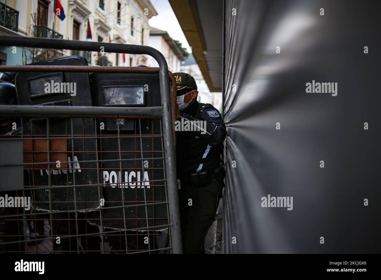 Die Polizei sichert die Zäune mit Draht, um das Eintreten von Demonstranten während eines Protestes gegen die Regierung von Präsident Guillermo Lasso am 11. August 2021 in Quito, Ecuador, zu verhindern. Nach drei Monaten Präsidentschaft steht Lasso vor dem ersten sozialen und gewerkschaftlichen Aufstand, der gegen die neoliberalen Maßnahmen des Prinzipals protestierte. (Foto von Rafael Rodriguez/NurPhoto) Stockfoto