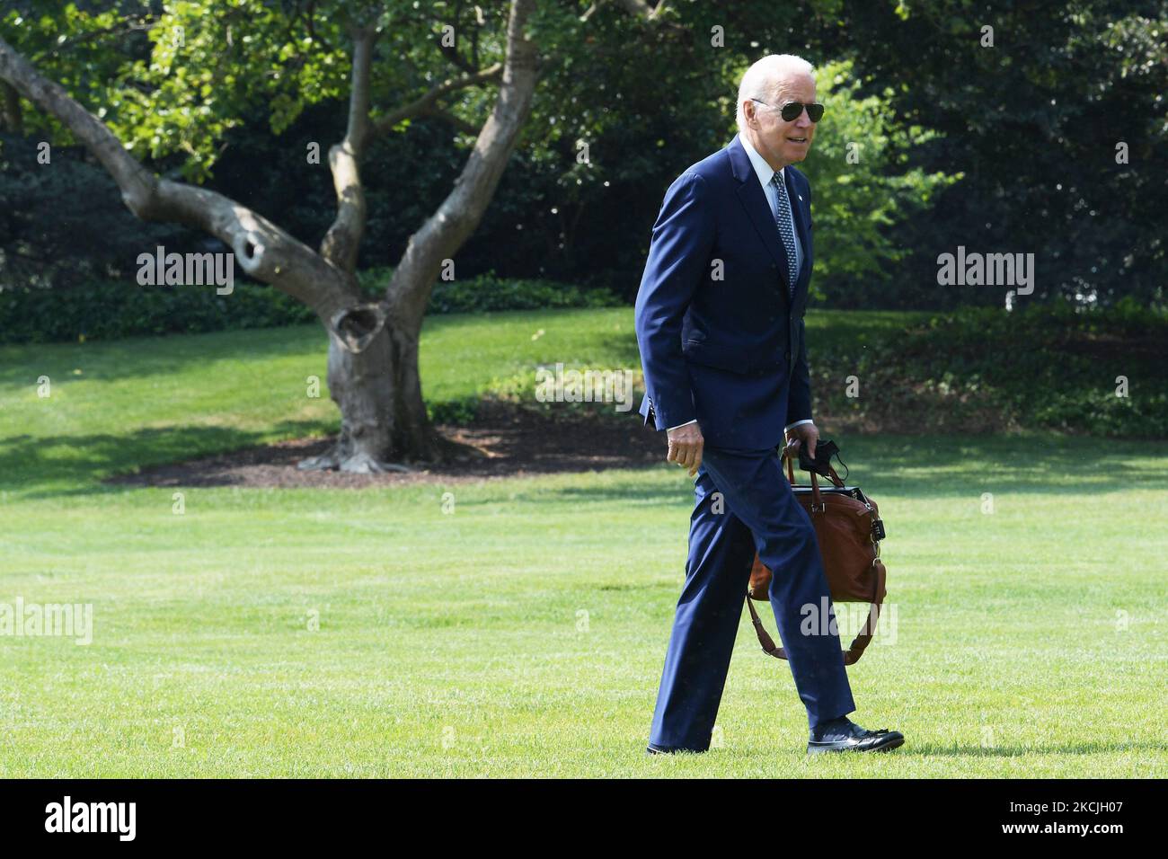 US-Präsident Joe Biden läuft von Marine One aus, nachdem er heute am 10. August 2021 im Weißen Haus in Washington DC, USA, im Weißen Haus angekommen ist. (Foto von Lenin Nolly/NurPhoto) Stockfoto