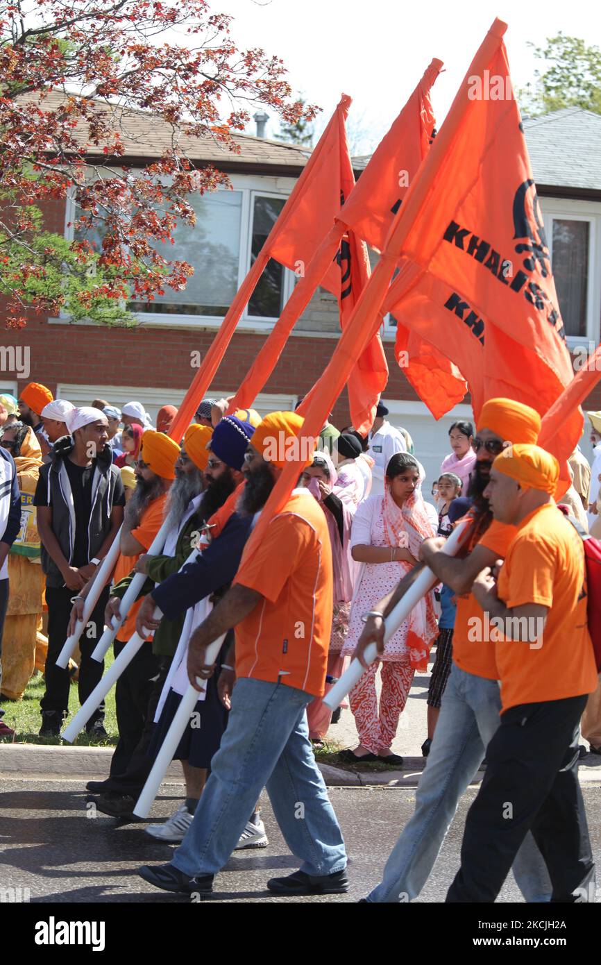 Die kanadische Pro-Khalistan-Sikhs protestieren gegen die indische Regierung und fordern am 06. Mai 2012 einen separaten Sikh-Staat namens Khalistan in Malton, Ontario, Kanada. Tausende von Sikhs nahmen an einem Nagar Kirtan Teil, um Vaisakhi zu feiern und ihre Unzufriedenheit mit der indischen Regierung zu zeigen. Die Khalistan-Bewegung bezieht sich auf eine Bewegung, die versucht, einen separaten Sikh-Staat zu schaffen, genannt Khalistan in der Punjab-Region Indiens. Die territoriale Definition der vorgeschlagenen Nation ist umstritten, wobei einige glauben, dass sie einfach aus dem indischen Bundesstaat Punjab herausgeschnitten werden sollte, wo Sikhs die Mehrheit der Popmusik sind Stockfoto