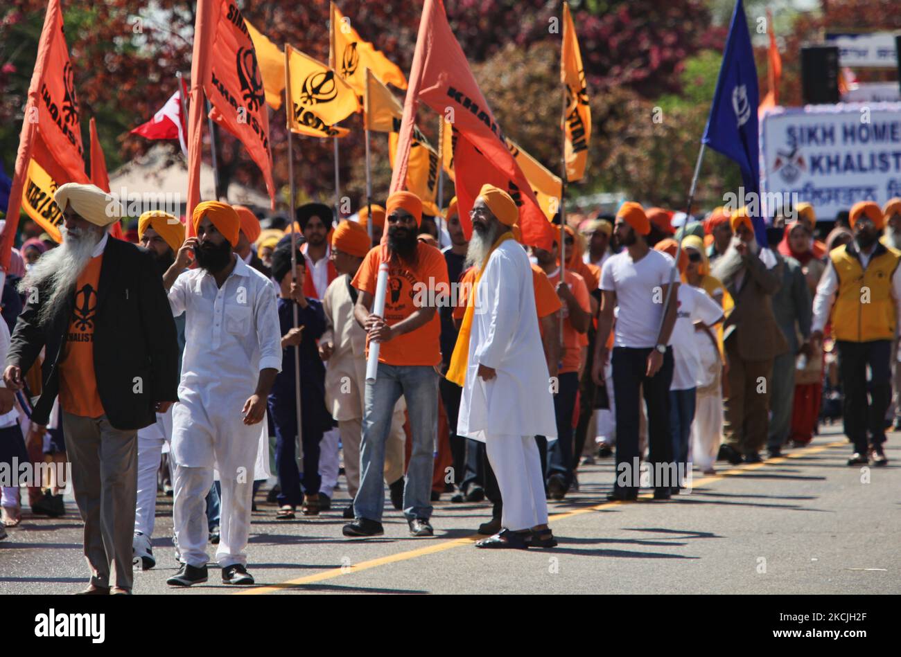 Die kanadische Pro-Khalistan-Sikhs protestieren gegen die indische Regierung und fordern am 06. Mai 2012 einen separaten Sikh-Staat namens Khalistan in Malton, Ontario, Kanada. Tausende von Sikhs nahmen an einem Nagar Kirtan Teil, um Vaisakhi zu feiern und ihre Unzufriedenheit mit der indischen Regierung zu zeigen. Die Khalistan-Bewegung bezieht sich auf eine Bewegung, die versucht, einen separaten Sikh-Staat zu schaffen, genannt Khalistan in der Punjab-Region Indiens. Die territoriale Definition der vorgeschlagenen Nation ist umstritten, wobei einige glauben, dass sie einfach aus dem indischen Bundesstaat Punjab herausgeschnitten werden sollte, wo Sikhs die Mehrheit der Popmusik sind Stockfoto