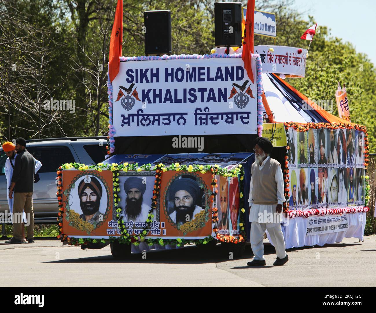 Der kanadische Pro-Khalistan-Sikhs-Protest gegen die indische Regierung in Malton, Mississauga, Ontario, Kanada, am 06. Mai, 2012. Tausende Sikhs nahmen an einem Nagar Kirtan Teil, um Vaisakhi zu feiern und ihre Unzufriedenheit mit der indischen Regierung zu zeigen. Die Khalistan-Bewegung bezieht sich auf eine Bewegung, die versucht, einen separaten Sikh-Staat zu schaffen, genannt Khalistan in der Punjab-Region Indiens. Die territoriale Definition der vorgeschlagenen Nation ist umstritten, wobei einige glauben, dass sie einfach aus dem indischen Bundesstaat Punjab herausgeschnitten werden sollte, wo Sikhs die Mehrheitsbevölkerung sind. Die Khalistan-Bewegung hat Biene Stockfoto