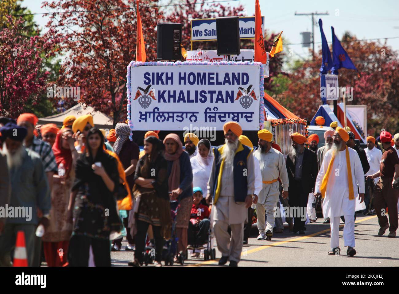 Die kanadische Pro-Khalistan-Sikhs protestieren gegen die indische Regierung und fordern am 06. Mai 2012 einen separaten Sikh-Staat namens Khalistan in Malton, Ontario, Kanada. Tausende von Sikhs nahmen an einem Nagar Kirtan Teil, um Vaisakhi zu feiern und ihre Unzufriedenheit mit der indischen Regierung zu zeigen. Die Khalistan-Bewegung bezieht sich auf eine Bewegung, die versucht, einen separaten Sikh-Staat zu schaffen, genannt Khalistan in der Punjab-Region Indiens. Die territoriale Definition der vorgeschlagenen Nation ist umstritten, wobei einige glauben, dass sie einfach aus dem indischen Bundesstaat Punjab herausgeschnitten werden sollte, wo Sikhs die Mehrheit der Popmusik sind Stockfoto