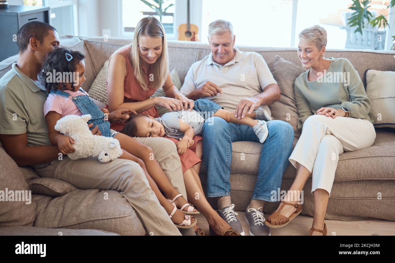 Große Familie, Glück und Liebe auf dem Sofa mit Kindern, Eltern und Großeltern zusammen für die Bindung, Zeit und Entspannung. Glückliche Kinder, Frauen Stockfoto