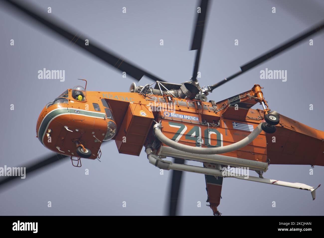 Erickson Air-Crane - Sikorsky S-64 Skycrane lässt Wasser fallen, während die Feuerwehrleute am 11. August 2021 im Dorf Galatsonas auf der griechischen Insel Evia (Euboea) ein Waldbrand bekämpfen. - Fast 100.000 Hektar Wald- und Ackerland haben in weniger als zwei Wochen in Griechenland bei der schlimmsten Waldbrandwelle seit 2007 verbrannt, sagte das Europäische Waldbrandinformationssystem (EFFIS) am Mittwoch. Stockfoto