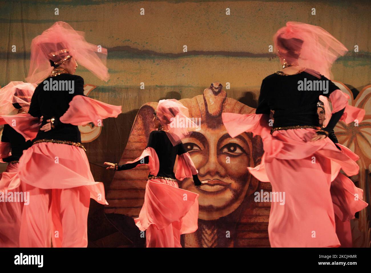 Ägyptische Tänzer in traditioneller Kleidung führen am 04. Juni 2011 in Mississauga, Ontario, Kanada, einen Kulturtanz mit dem Titel Memories of Cairo auf. (Foto von Creative Touch Imaging Ltd./NurPhoto) Stockfoto